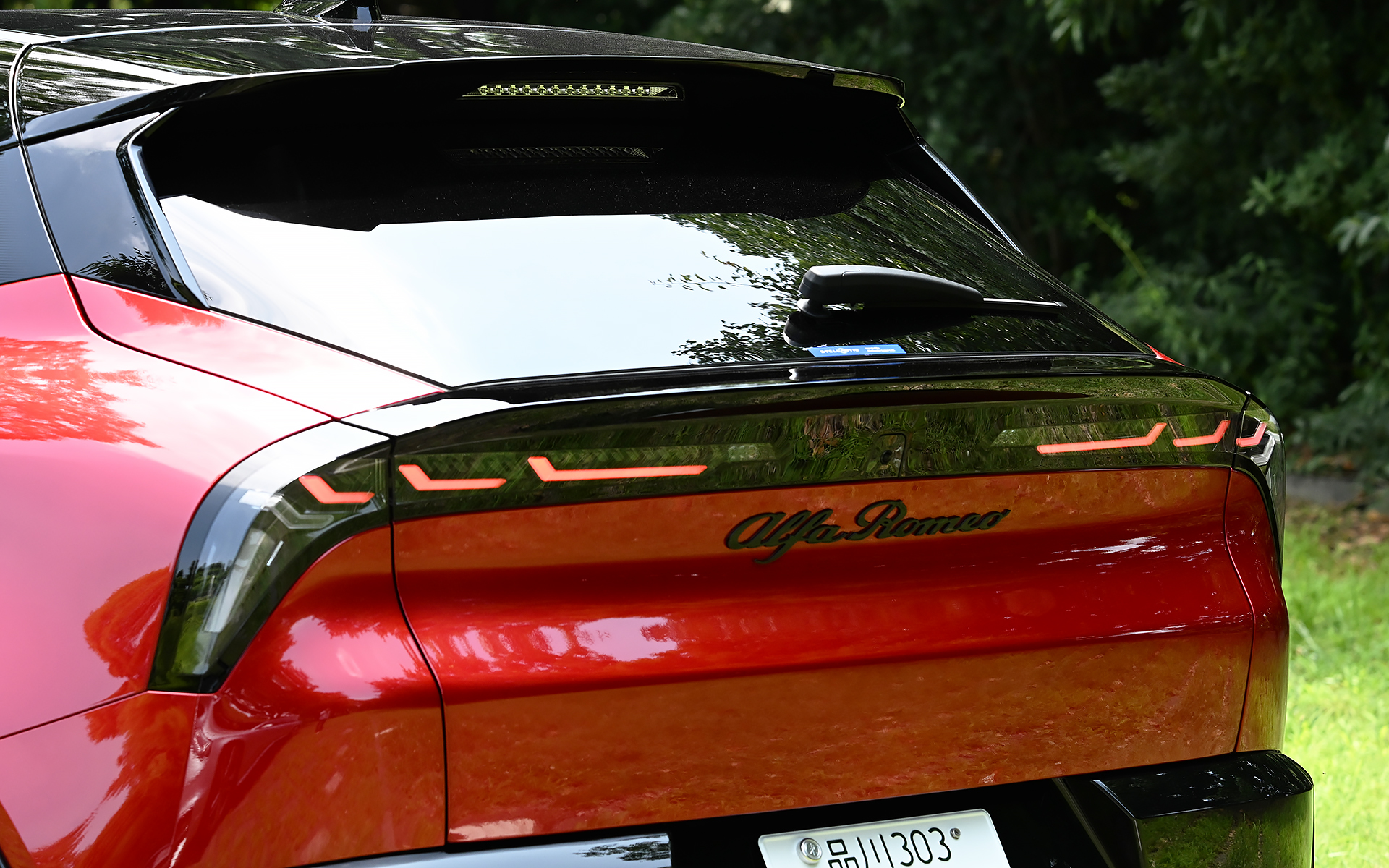 トリノを拠点とするデザインセンター「アルファ ロメオ・チェントロスティーレ」によるエクステリアデザインは、三眼ヘッドライトや進化したトライローブ(三つ葉)形状のフロントグリル、1960年代にアルファ ロメオが先駆けて用いた空力特性のためにリアエンドを断ち切ったデザイン手法“コーダトロンカ”など、随所にアルファ ロメオの伝統的なデザインを採用。機能的かつ情熱的なイタリアン・デザインを体現している。また、ジュニア イブリダ プレミアムは「グロスブラックボディキット」が標準装備される。足下には18インチ ペタリ アルミホイールとグッドイヤー「EfficientGrip Performance 2」(215/55R18)を装着