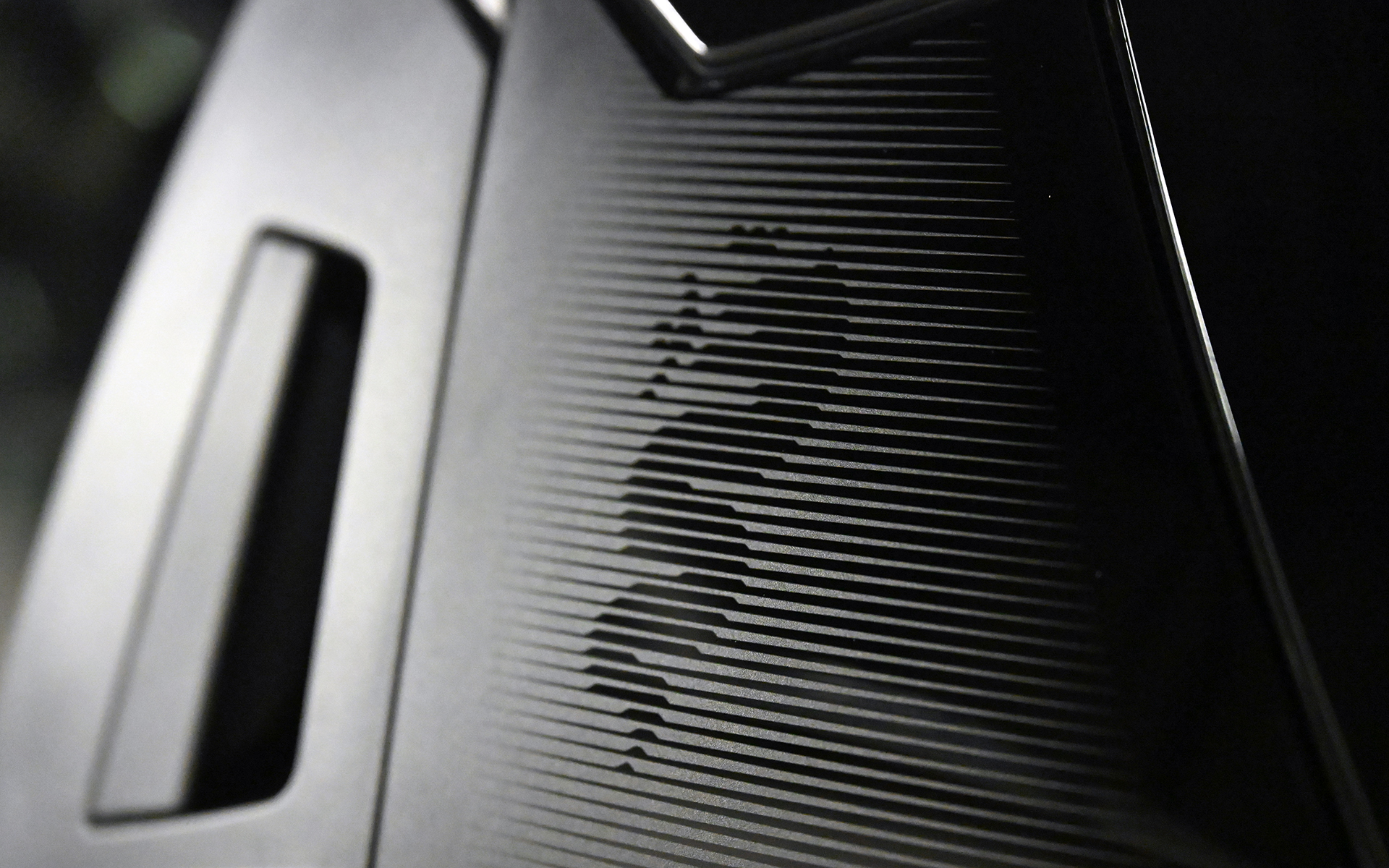 トリノを拠点とするデザインセンター「アルファ ロメオ・チェントロスティーレ」によるエクステリアデザインは、三眼ヘッドライトや進化したトライローブ（三つ葉）形状のフロントグリル、1960年代にアルファ ロメオが先駆けて用いた空力特性のためにリアエンドを断ち切ったデザイン手法“コーダトロンカ”など、随所にアルファ ロメオの伝統的なデザインを採用。機能的かつ情熱的なイタリアン・デザインを体現している。また、ジュニア イブリダ プレミアムは「グロスブラックボディキット」が標準装備される。足下には18インチ ペタリ アルミホイールとグッドイヤー「EfficientGrip Performance 2」（215/55R18）を装着