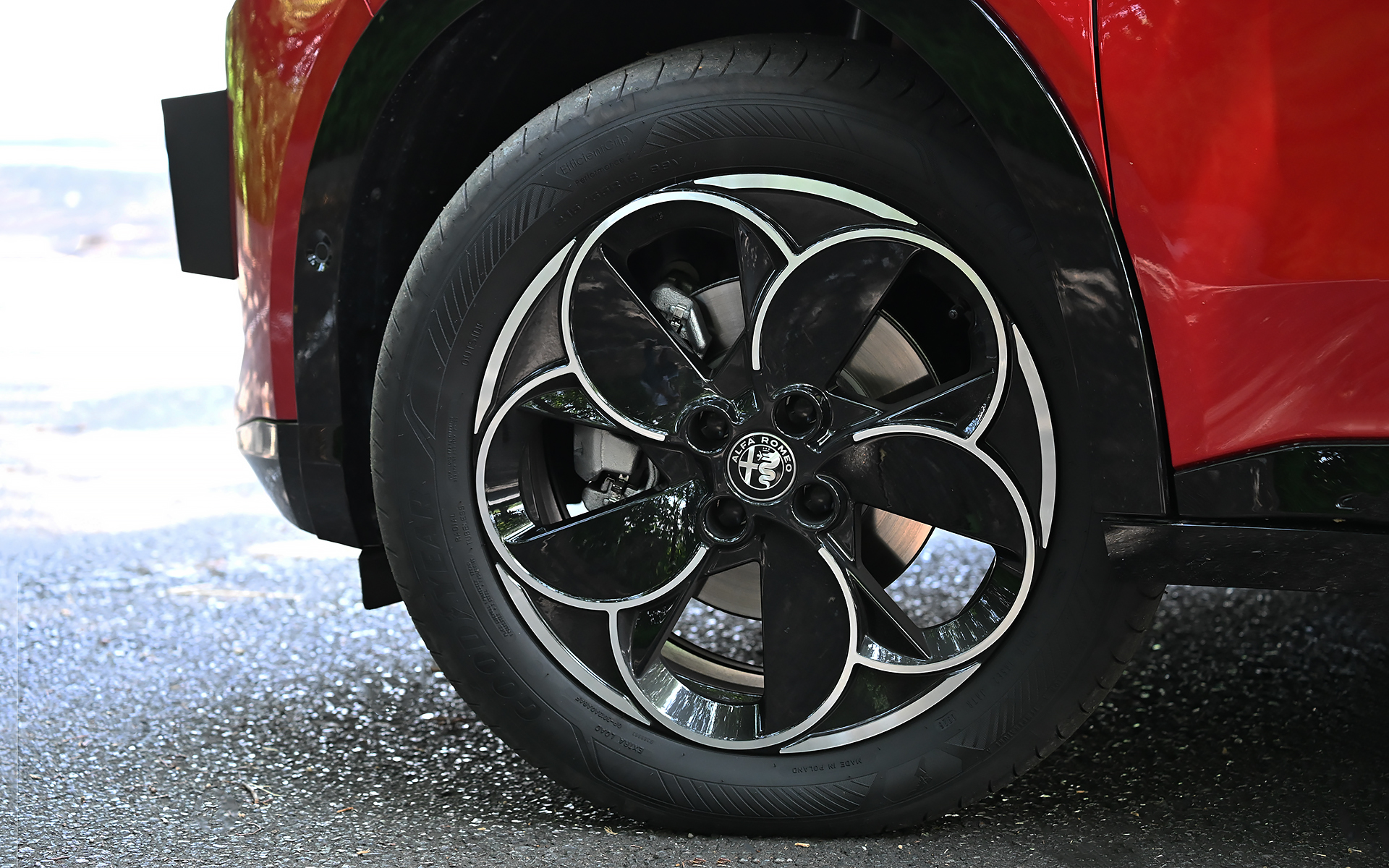 トリノを拠点とするデザインセンター「アルファ ロメオ・チェントロスティーレ」によるエクステリアデザインは、三眼ヘッドライトや進化したトライローブ(三つ葉)形状のフロントグリル、1960年代にアルファ ロメオが先駆けて用いた空力特性のためにリアエンドを断ち切ったデザイン手法“コーダトロンカ”など、随所にアルファ ロメオの伝統的なデザインを採用。機能的かつ情熱的なイタリアン・デザインを体現している。また、ジュニア イブリダ プレミアムは「グロスブラックボディキット」が標準装備される。足下には18インチ ペタリ アルミホイールとグッドイヤー「EfficientGrip Performance 2」(215/55R18)を装着