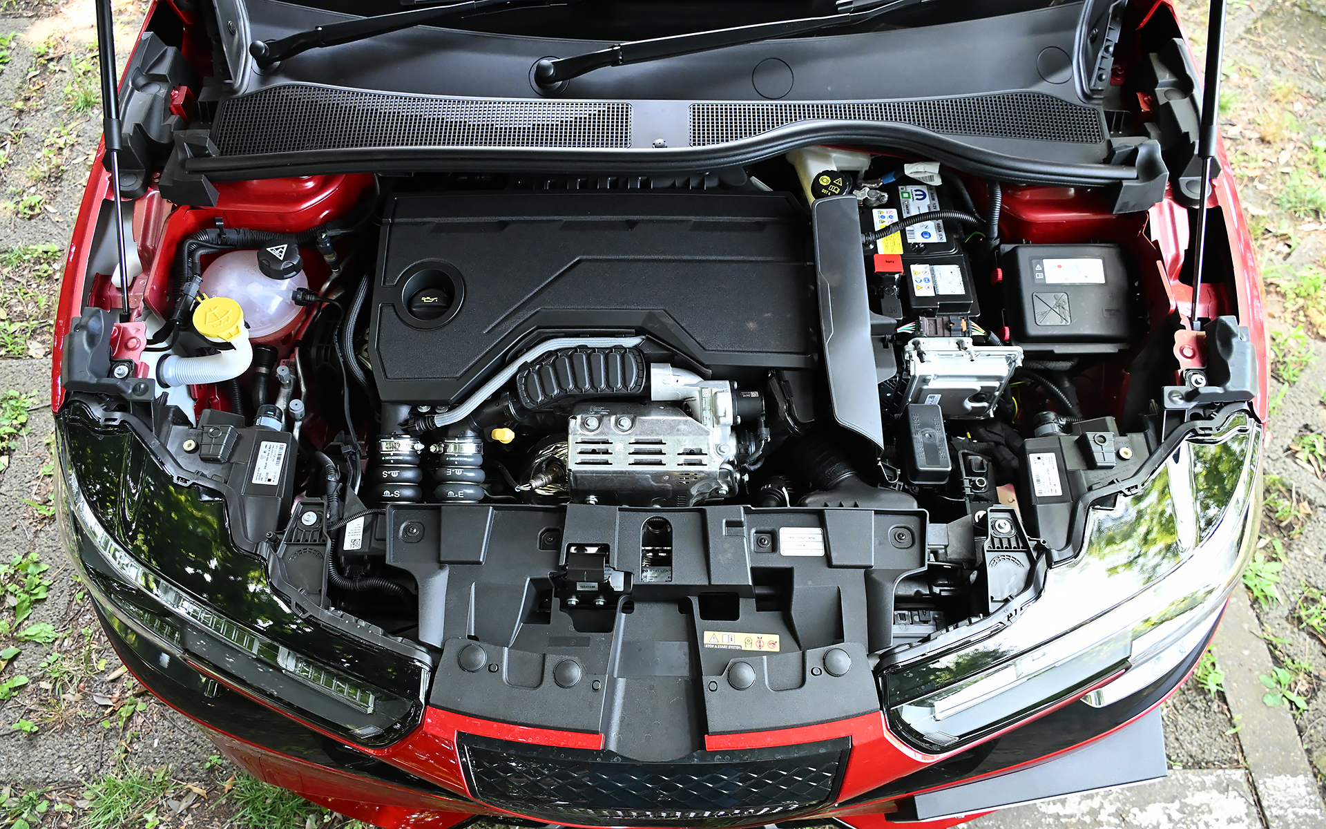 最高出力100kW/5500rpm、最大トルク230Nm/1750rpmを発生する直列3気筒DOHC 1.2リッターターボエンジンを搭載。さらにフロントに最高出力16kW/4264rpm、最大トルク51Nm/750-2499rpmを発生する「ZA03」型モーターを搭載し、システム全体の最高出力は145PSを発生。トランスミッションは6速DCTで、駆動方式は2WD（FF）。燃料タンク容量は44L。WLTCモード燃費は23.1km/L