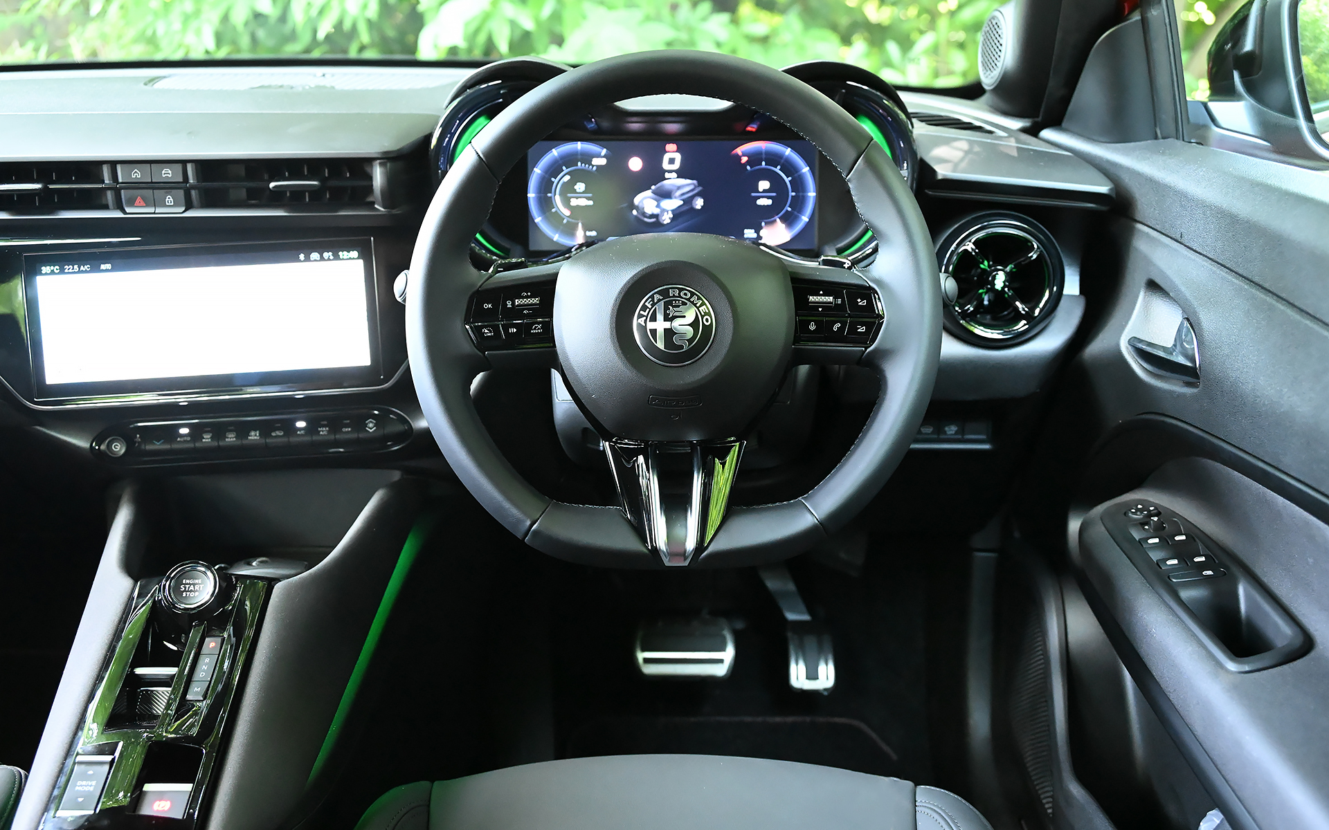 レザーステアリングを標準装備。10.25インチ デジタルクラスターメーターにはパワーフローを表示できる