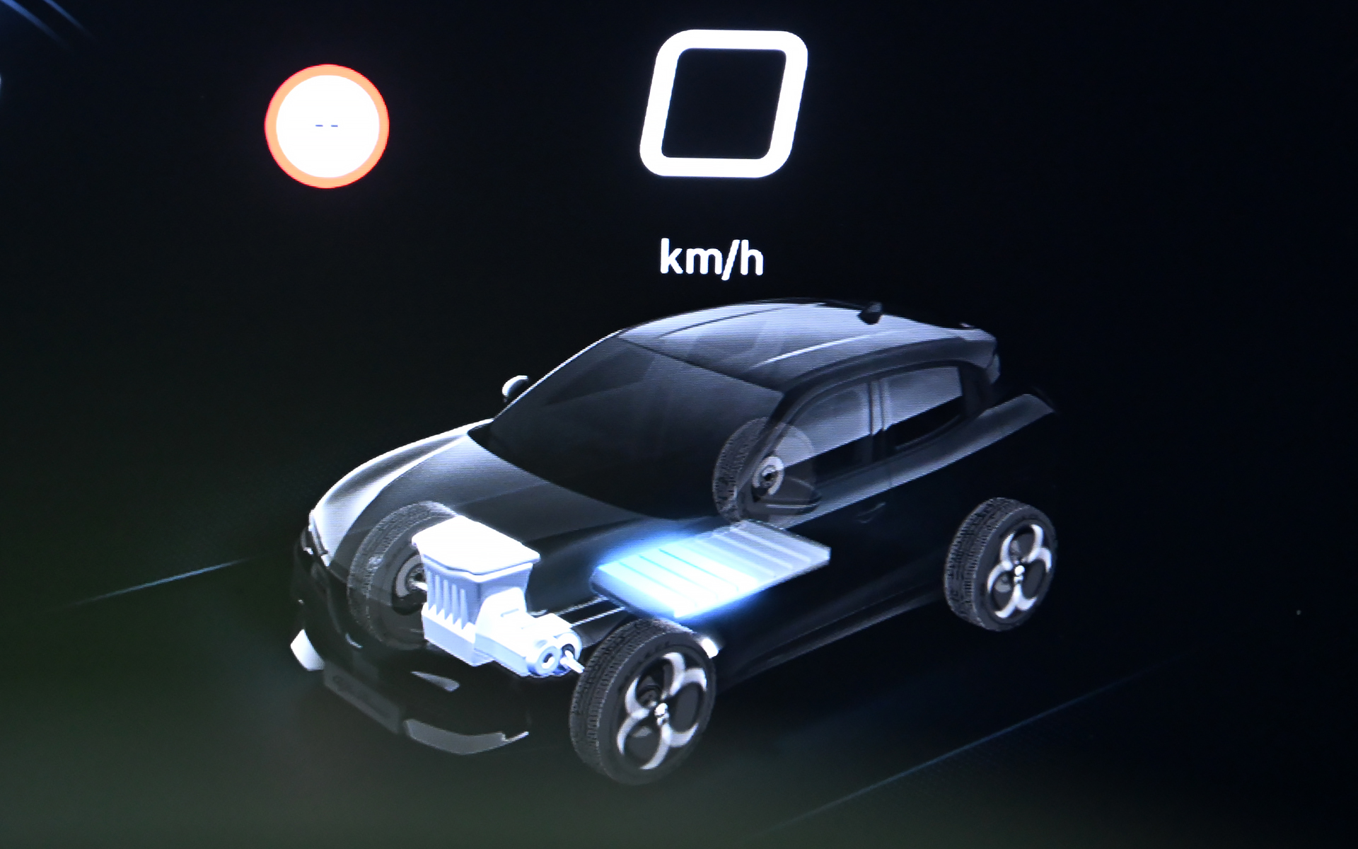 レザーステアリングを標準装備。10.25インチ デジタルクラスターメーターにはパワーフローを表示できる