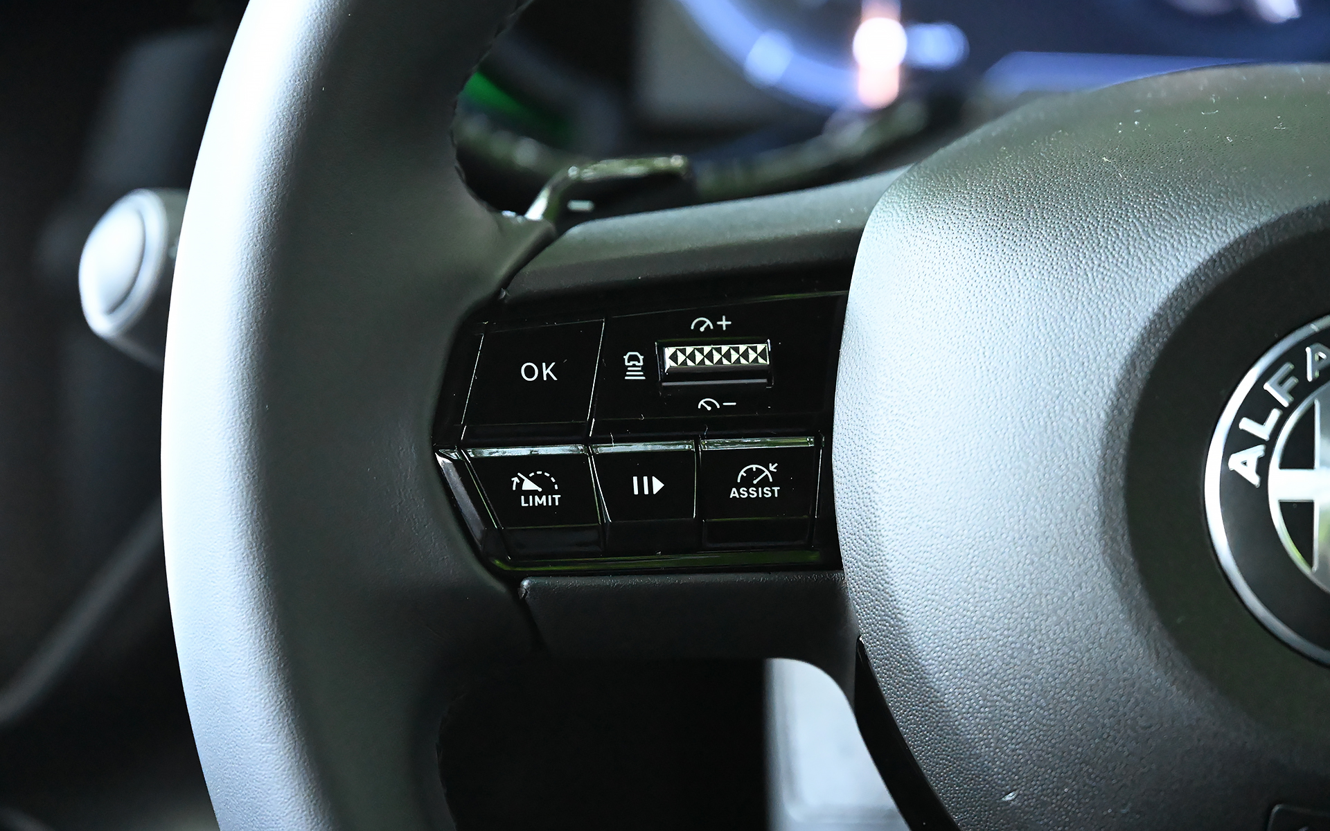 ステアリングスポーク左側にはACCなどの運転支援システムスイッチを、右側にはオーディオコントローラーを配置