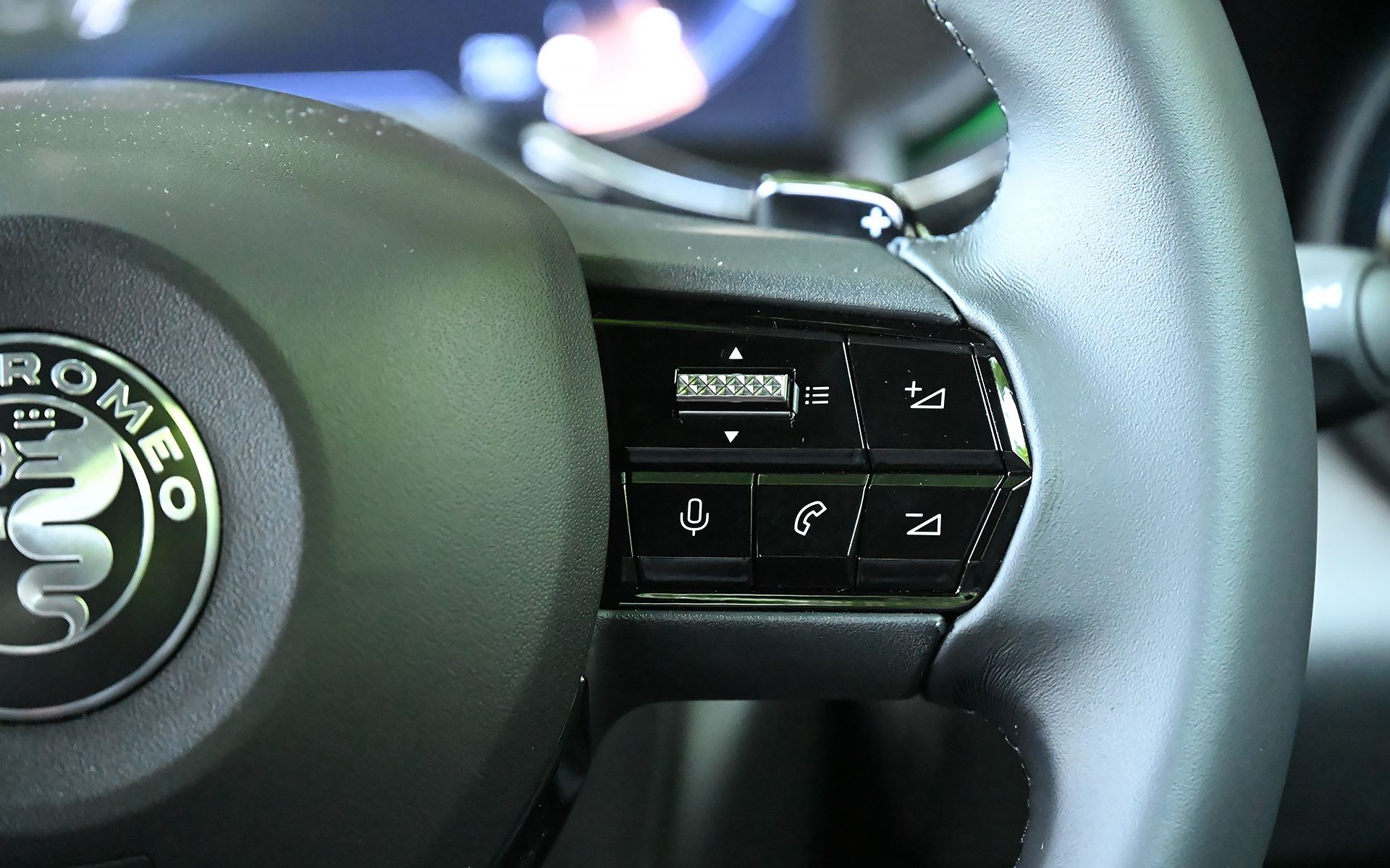 ステアリングスポーク左側にはACCなどの運転支援システムスイッチを、右側にはオーディオコントローラーを配置