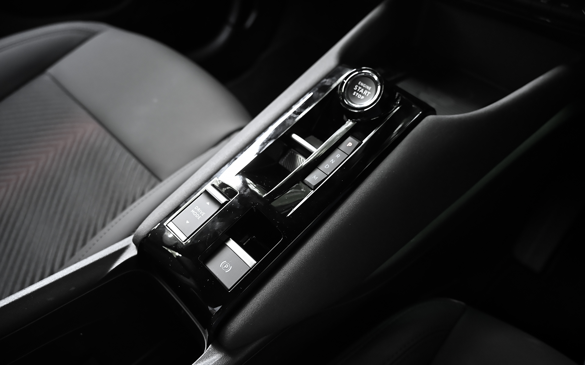 シフトはトグルタイプ。センターコンソールにはドライブモード切り替えスイッチも設定される