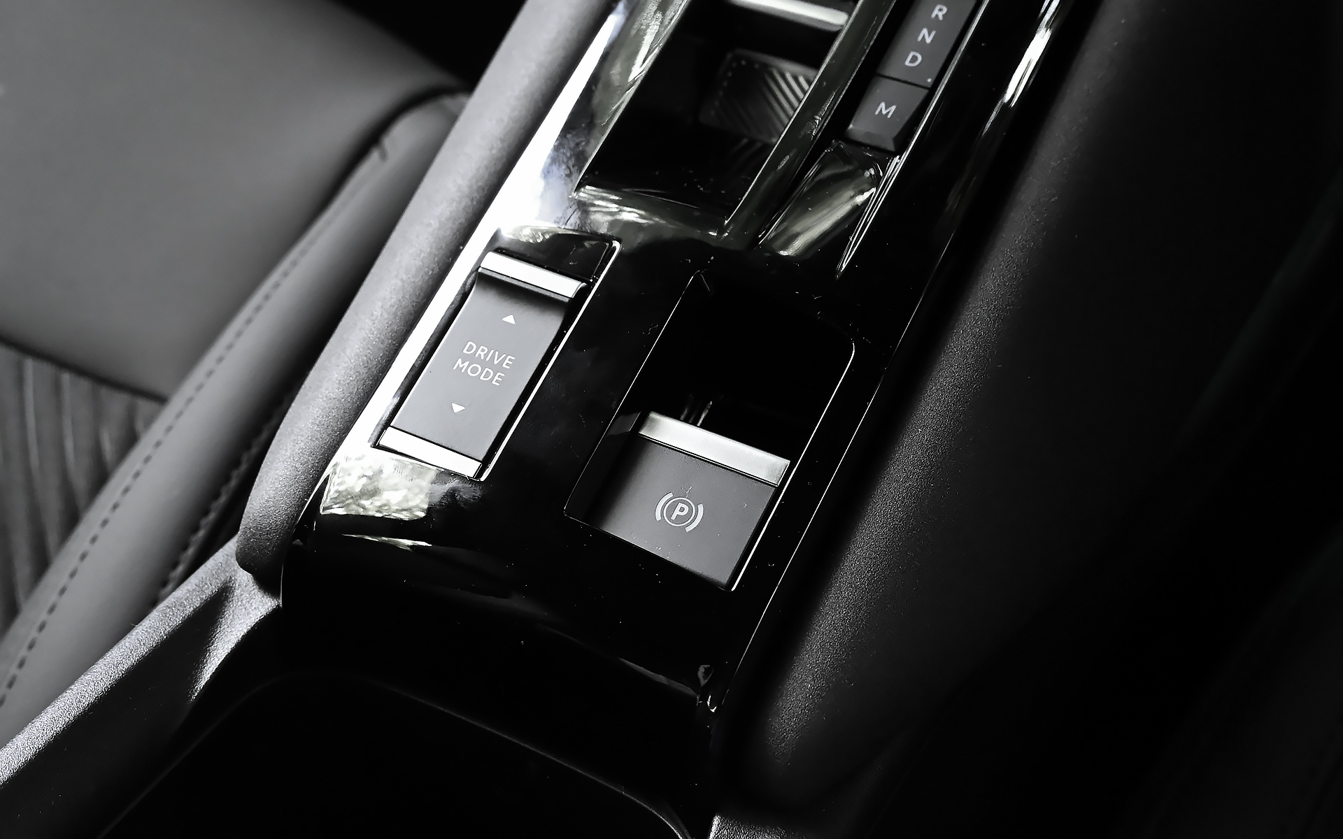 シフトはトグルタイプ。センターコンソールにはドライブモード切り替えスイッチも設定される