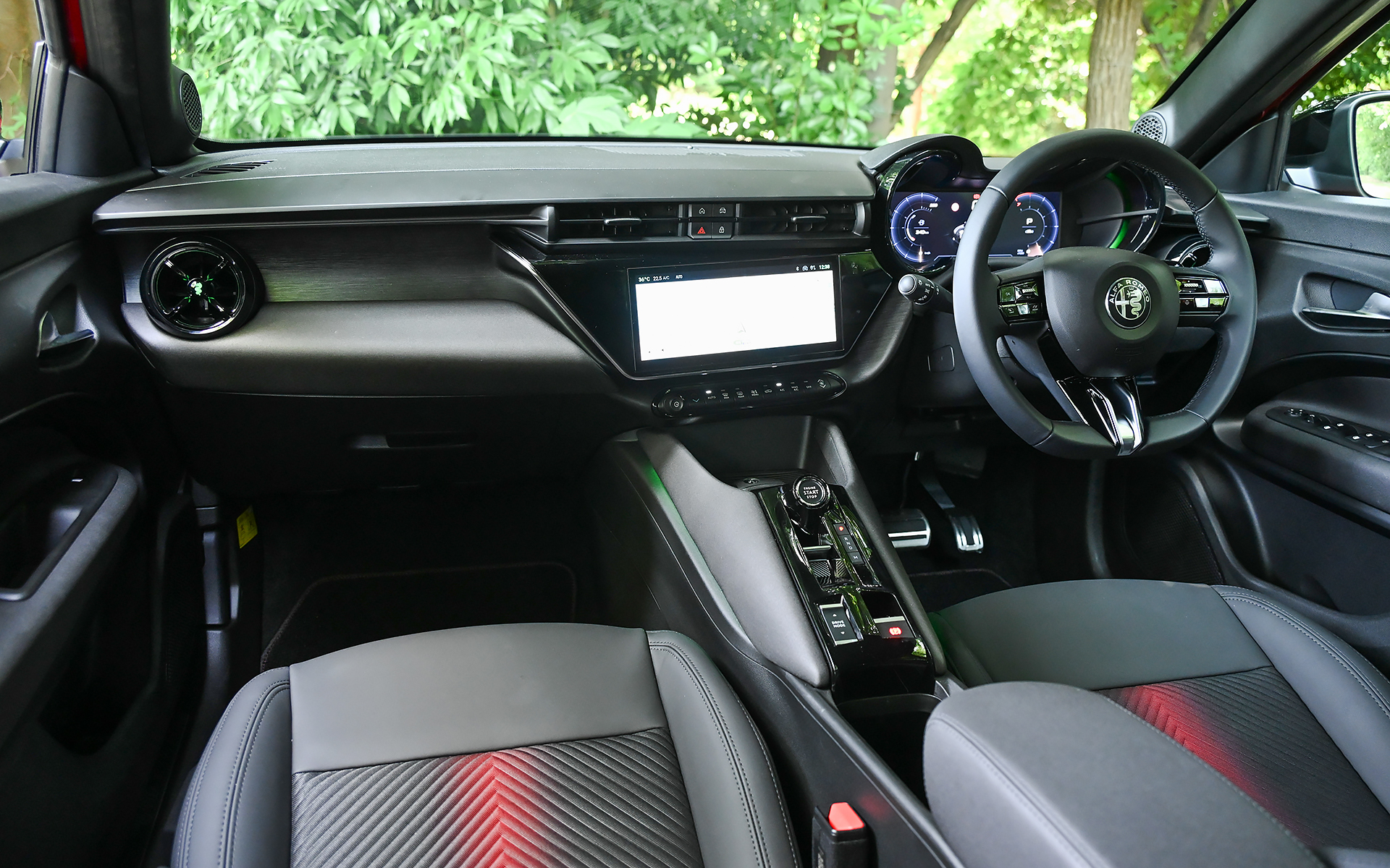 センターコンソールまわりやエアコンの吹き出し口にLEDライトを配置。ドライブモードを切り替えると色も変わるという遊びゴコロも。なお、自分で好みの色に設定することもできる