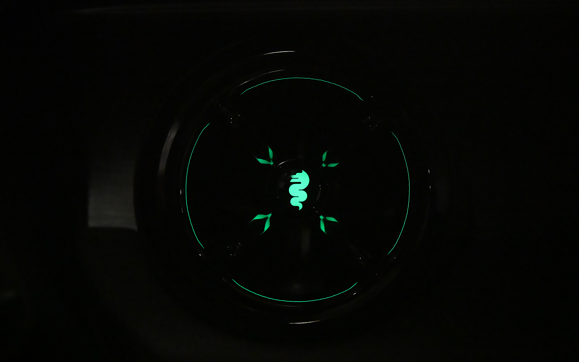 センターコンソールまわりやエアコンの吹き出し口にLEDライトを配置。ドライブモードを切り替えると色も変わるという遊びゴコロも。なお、自分で好みの色に設定することもできる