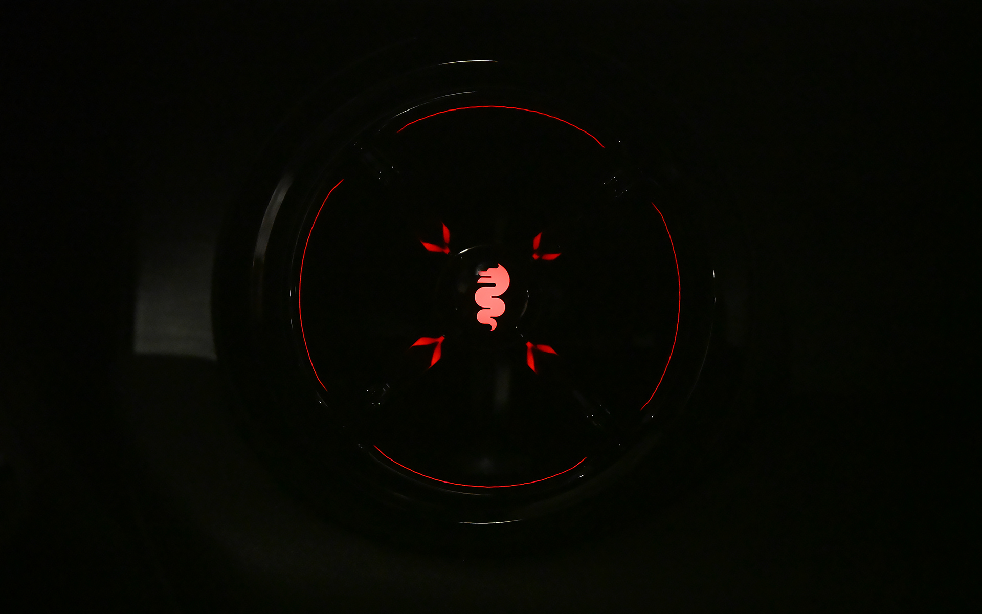 センターコンソールまわりやエアコンの吹き出し口にLEDライトを配置。ドライブモードを切り替えると色も変わるという遊びゴコロも。なお、自分で好みの色に設定することもできる