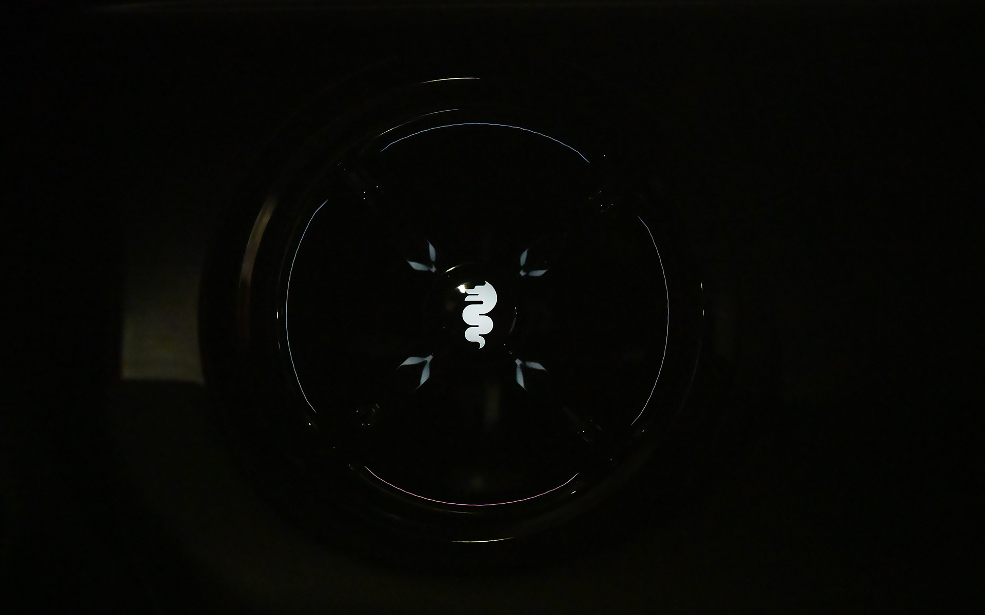 センターコンソールまわりやエアコンの吹き出し口にLEDライトを配置。ドライブモードを切り替えると色も変わるという遊びゴコロも。なお、自分で好みの色に設定することもできる