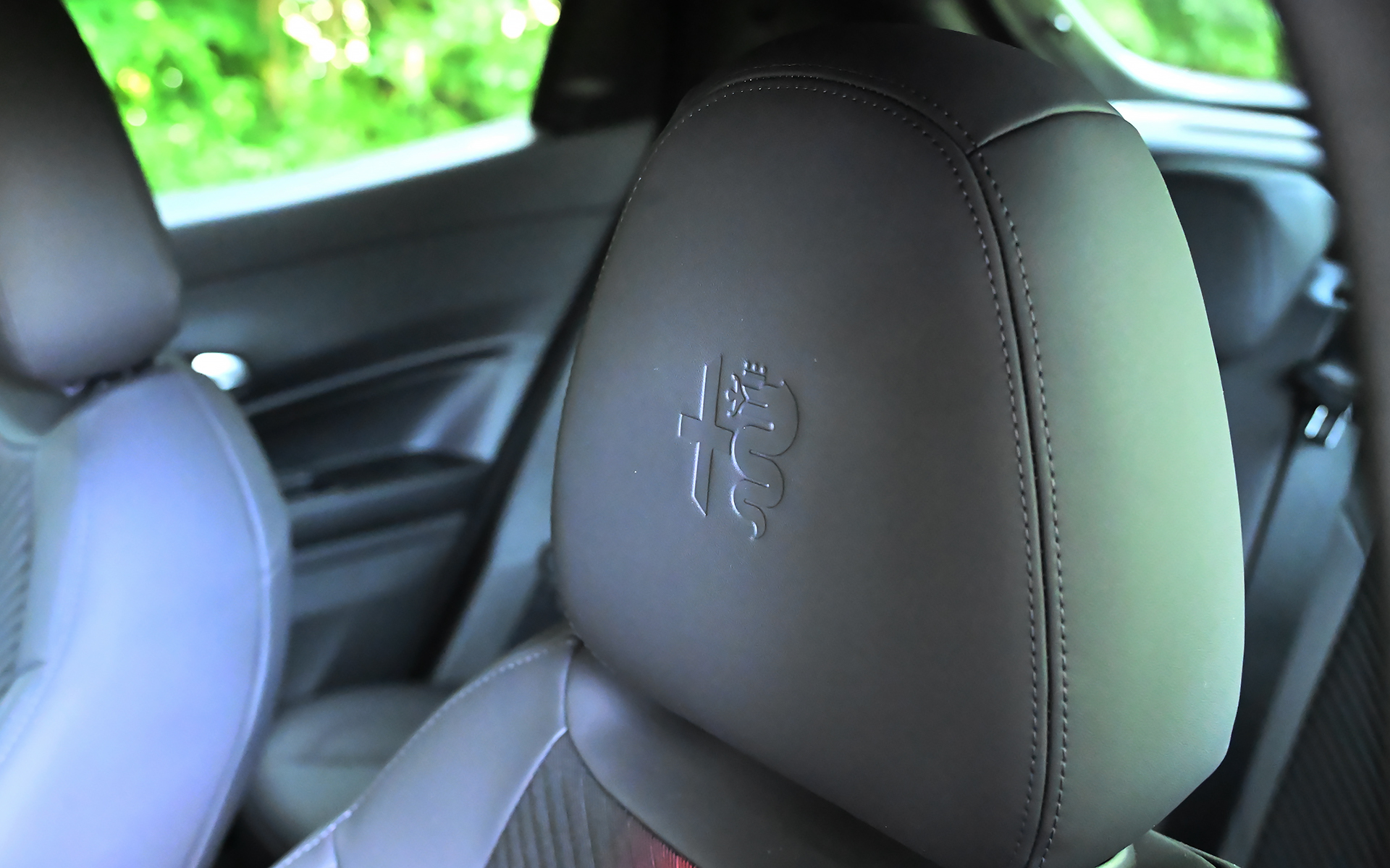 ジュニア イブリダ プレミアムのシート表皮はファブリック/テクノレザー。運転席は6ウェイパワーシートとなり、アクティブランバーサポート（マッサージ機能）が付く（助手席は6ウェイマニュアルシート）。シート中央に入る赤いアクセントが輝くネオンのよう