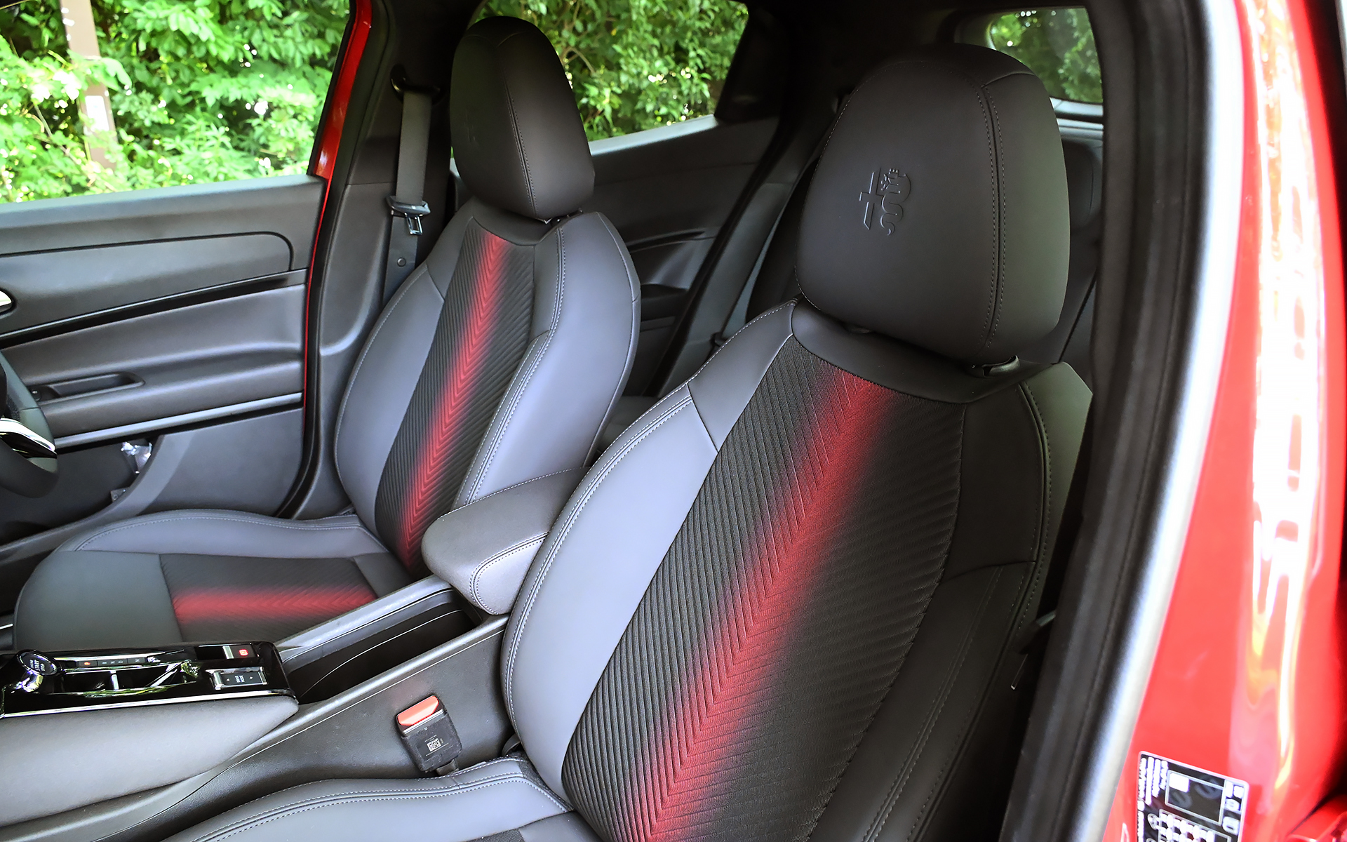 ジュニア イブリダ プレミアムのシート表皮はファブリック/テクノレザー。運転席は6ウェイパワーシートとなり、アクティブランバーサポート（マッサージ機能）が付く（助手席は6ウェイマニュアルシート）。シート中央に入る赤いアクセントが輝くネオンのよう