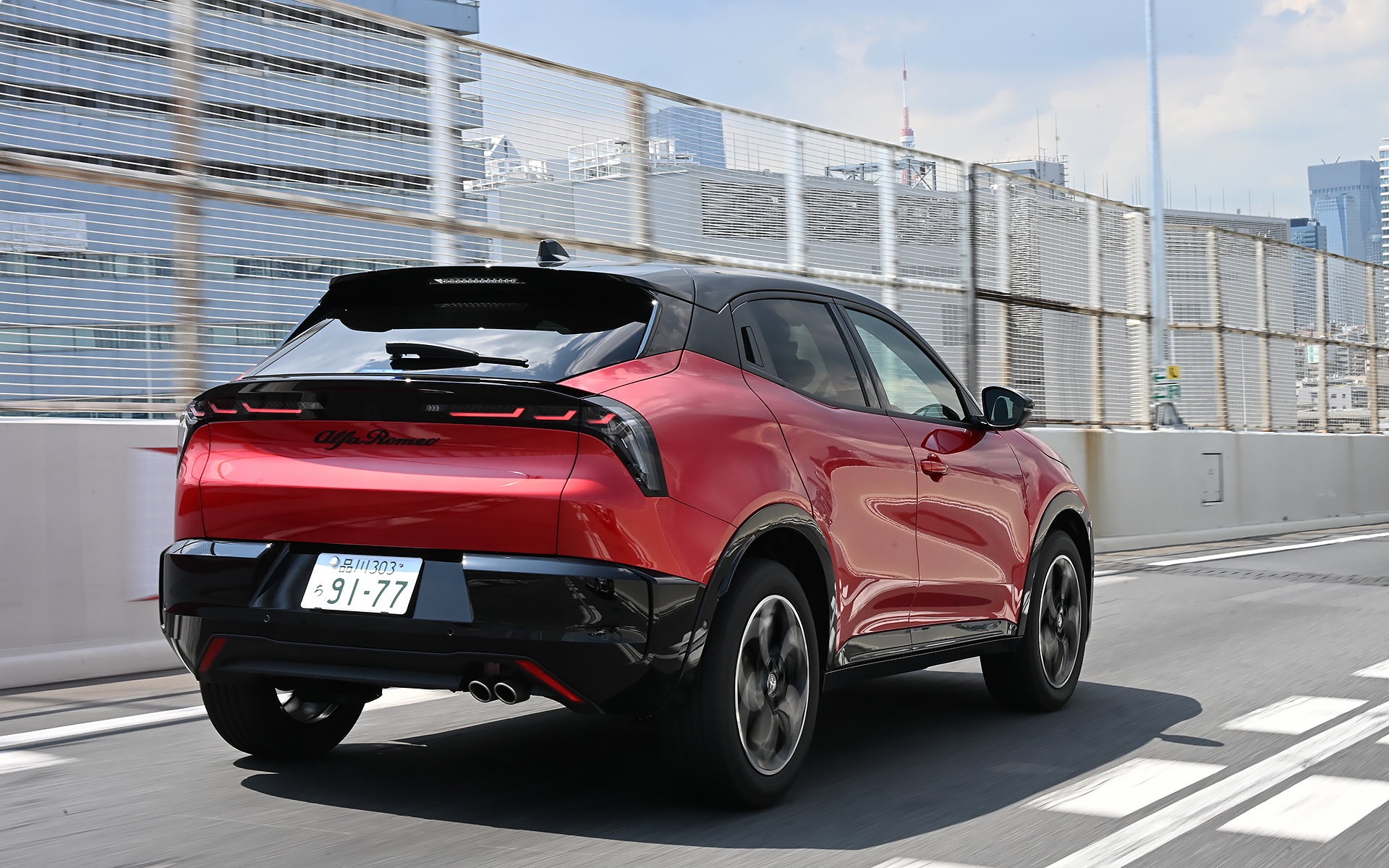 高速道路を走るジュニア イブリダ