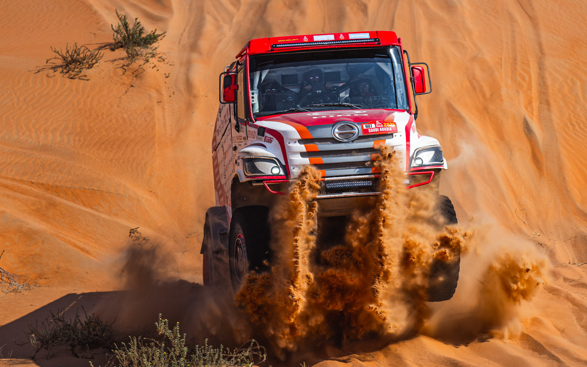 写真は2025年大会の車両「HINO600シリーズ」