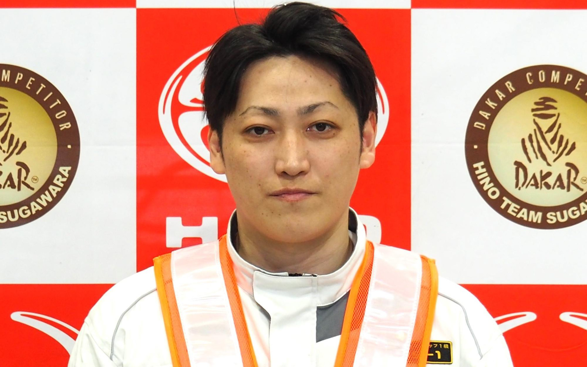 西東北日野自動車 田澤正和メカニック「西東北日野自動車の代表として参戦できることに感謝しています。社員全員の想いと、選考会で共に切磋琢磨した仲間の想いも背負って全力でサポートして参ります。今回大会で35回連続完走し、前回参戦した販売会社メカニックから引き継いだバトンを必ず次に渡します」