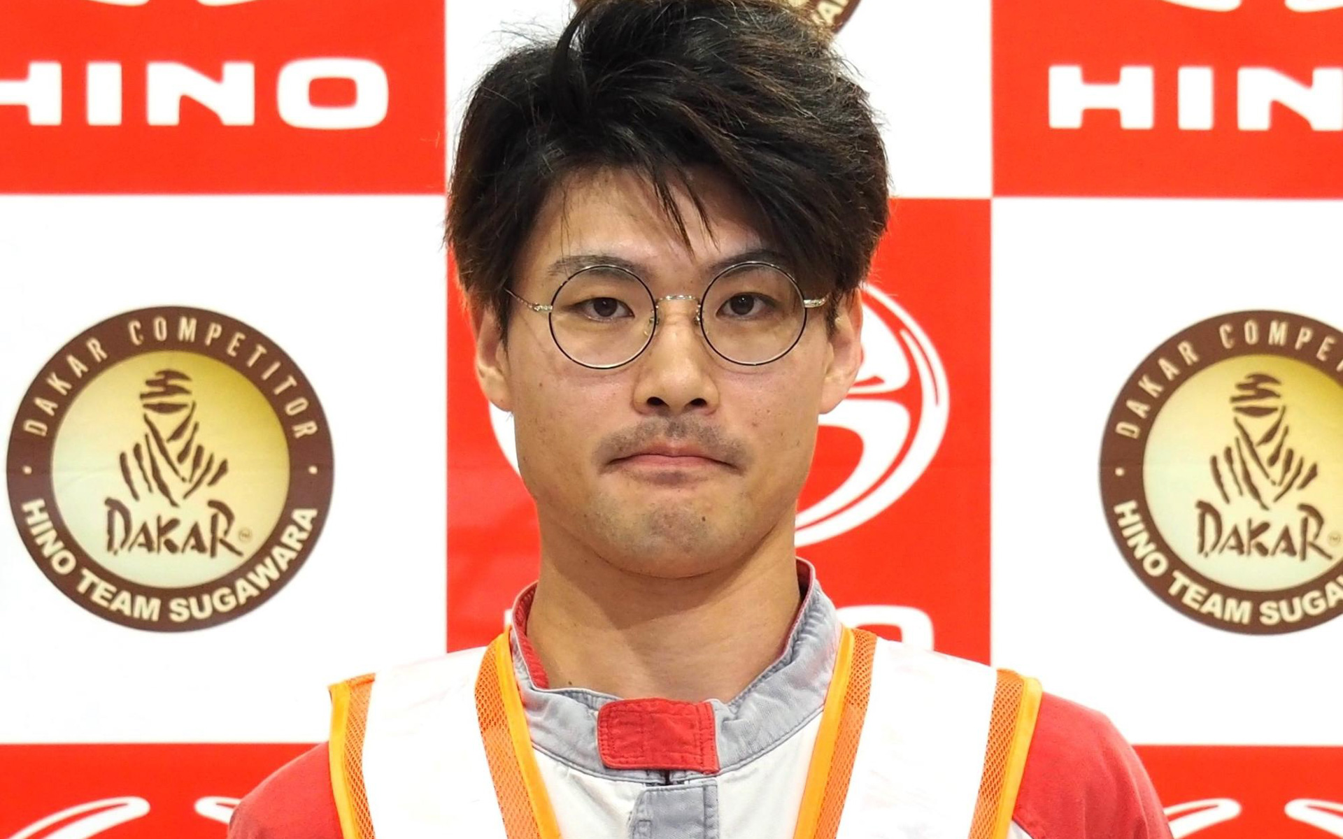 南関東日野自動車 今川博貴メカニック「夢であった日野チームスガワラのメカニックとしてラリーに参戦できることをとても嬉しく思います。“世界一過酷”と呼ばれているレースですが、今まで学んだことを生かしたうえで新しいことを学び、どんな困難もチーム全員で乗り越え上位入賞できるように全力を尽くします」