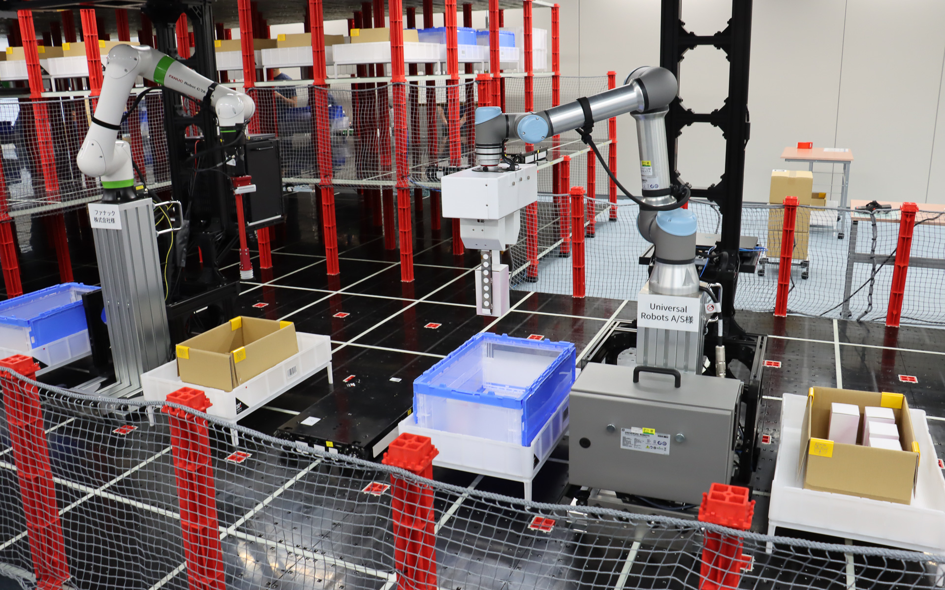 ラピュタロボティクスの自動倉庫「ラピュタ ASRS」で、ファナック、ユニバーサルロボットの協働ロボットと搬送ロボットが連携して動作するデモ