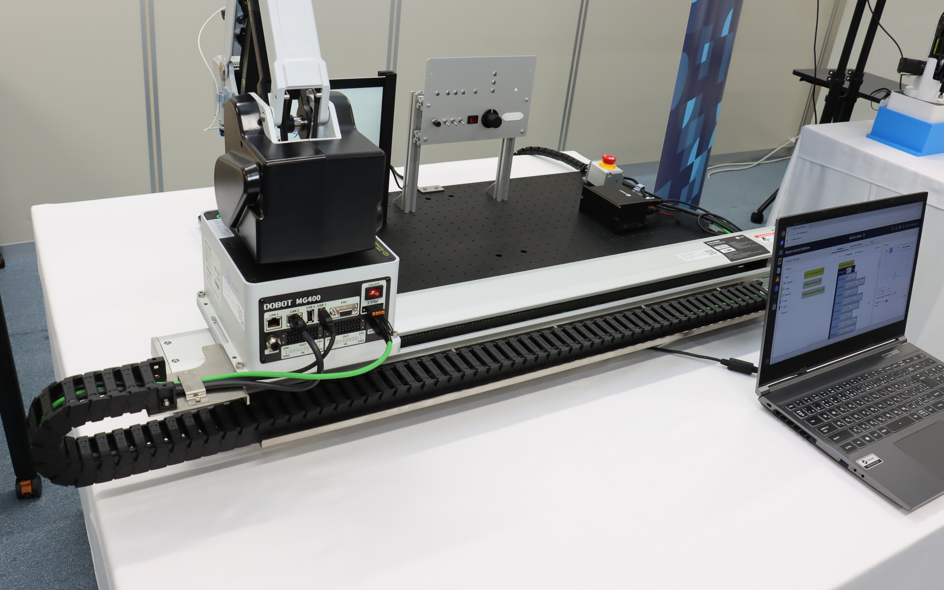 横に広い作業スペースに対応するため、協働ロボットをスライド装置に設置