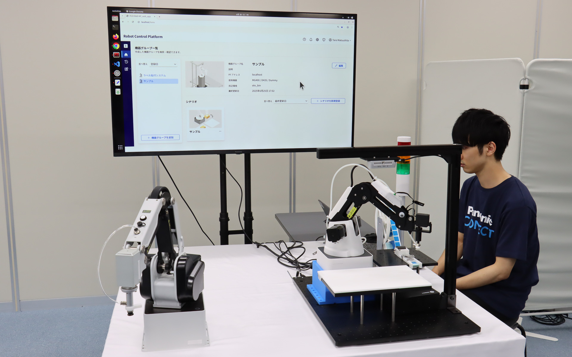 「Let's note」のパームレスト部分に「Intelラベル」を貼り付ける工程を想定したデモ