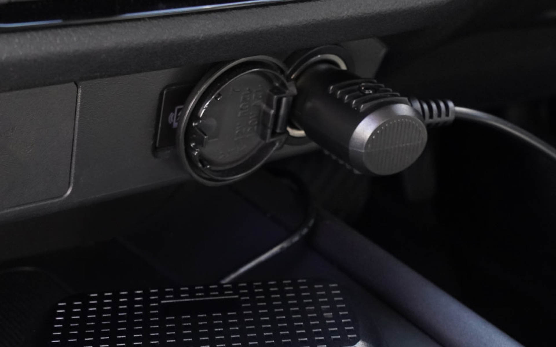 アクセサリーソケットに増設可能な充電器