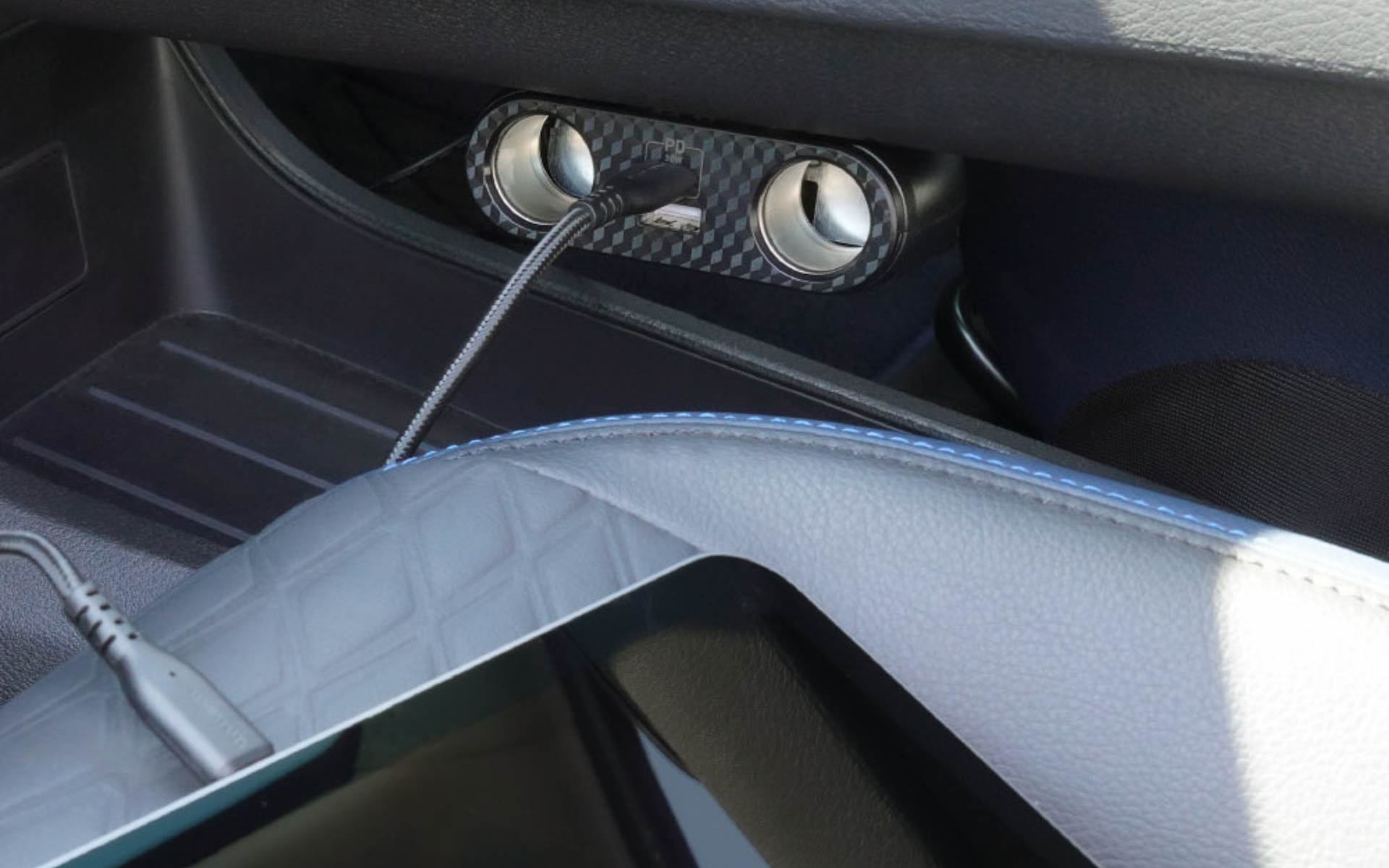 粘着テープでしっかり固定