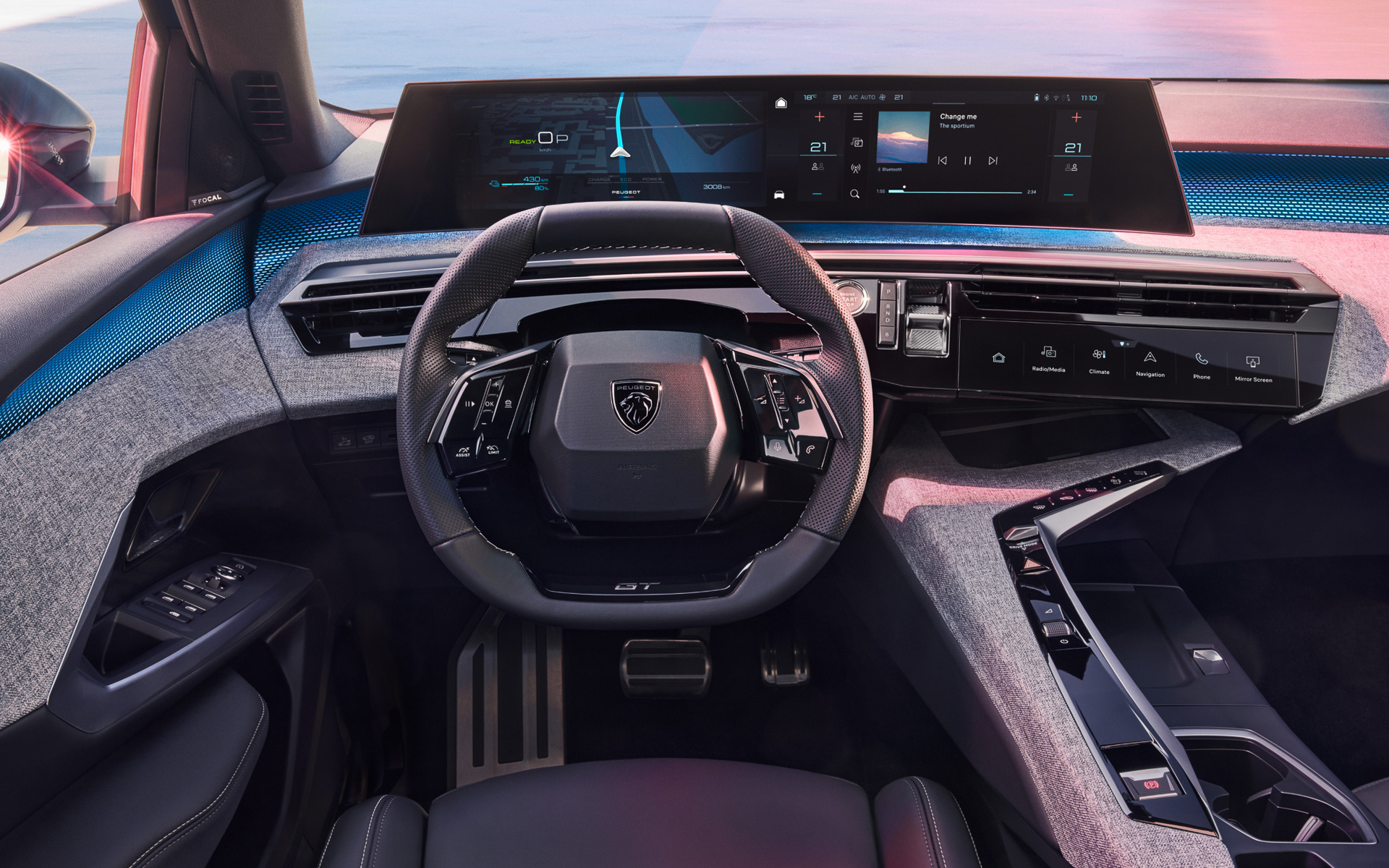 インテリアでは開放感のある空間を実現。新開発の「PEUGEOT Panoramic i-Cockpit（プジョー パノラミック アイコックピット）」を採用する