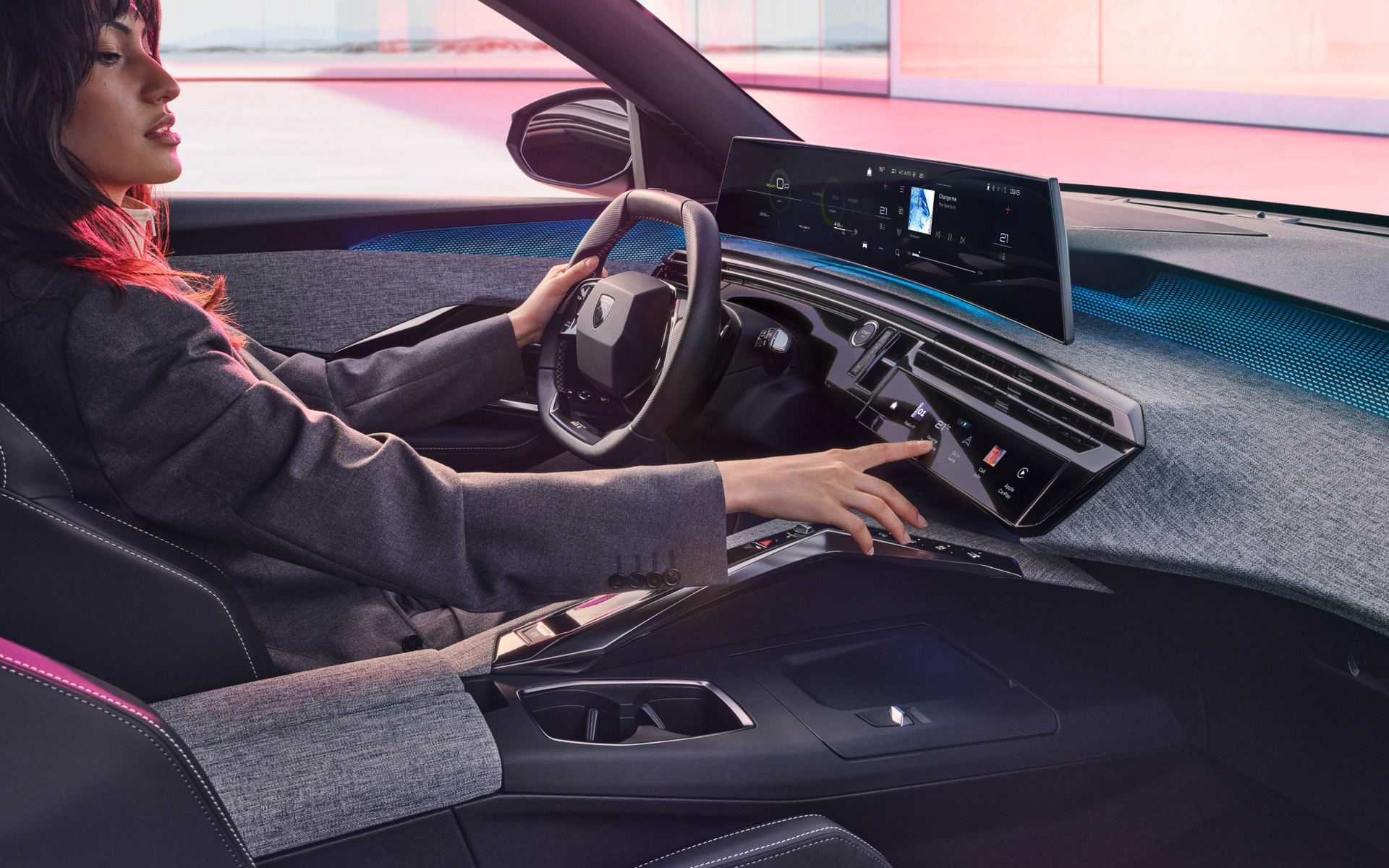 インテリアでは開放感のある空間を実現。新開発の「PEUGEOT Panoramic i-Cockpit（プジョー パノラミック アイコックピット）」を採用する