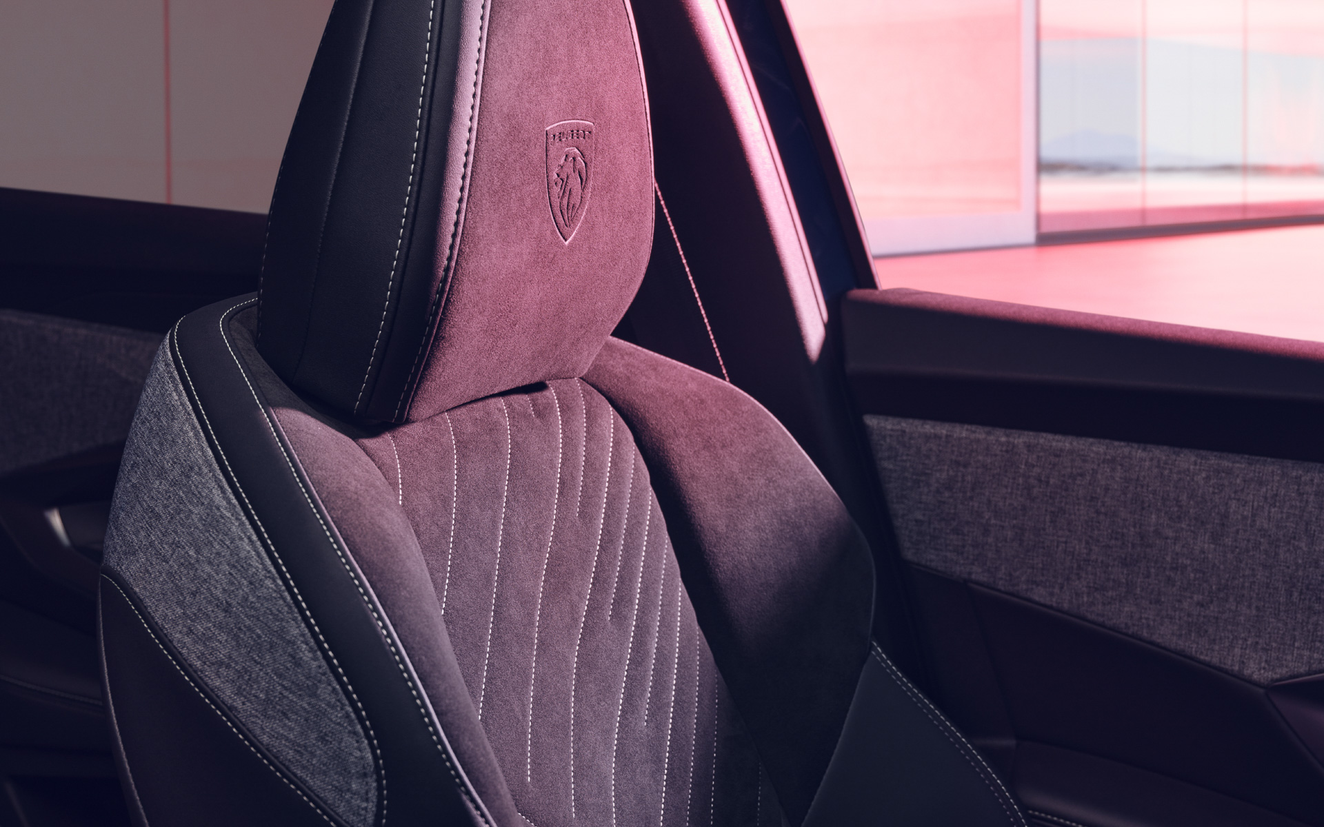 インテリアでは開放感のある空間を実現。新開発の「PEUGEOT Panoramic i-Cockpit（プジョー パノラミック アイコックピット）」を採用する