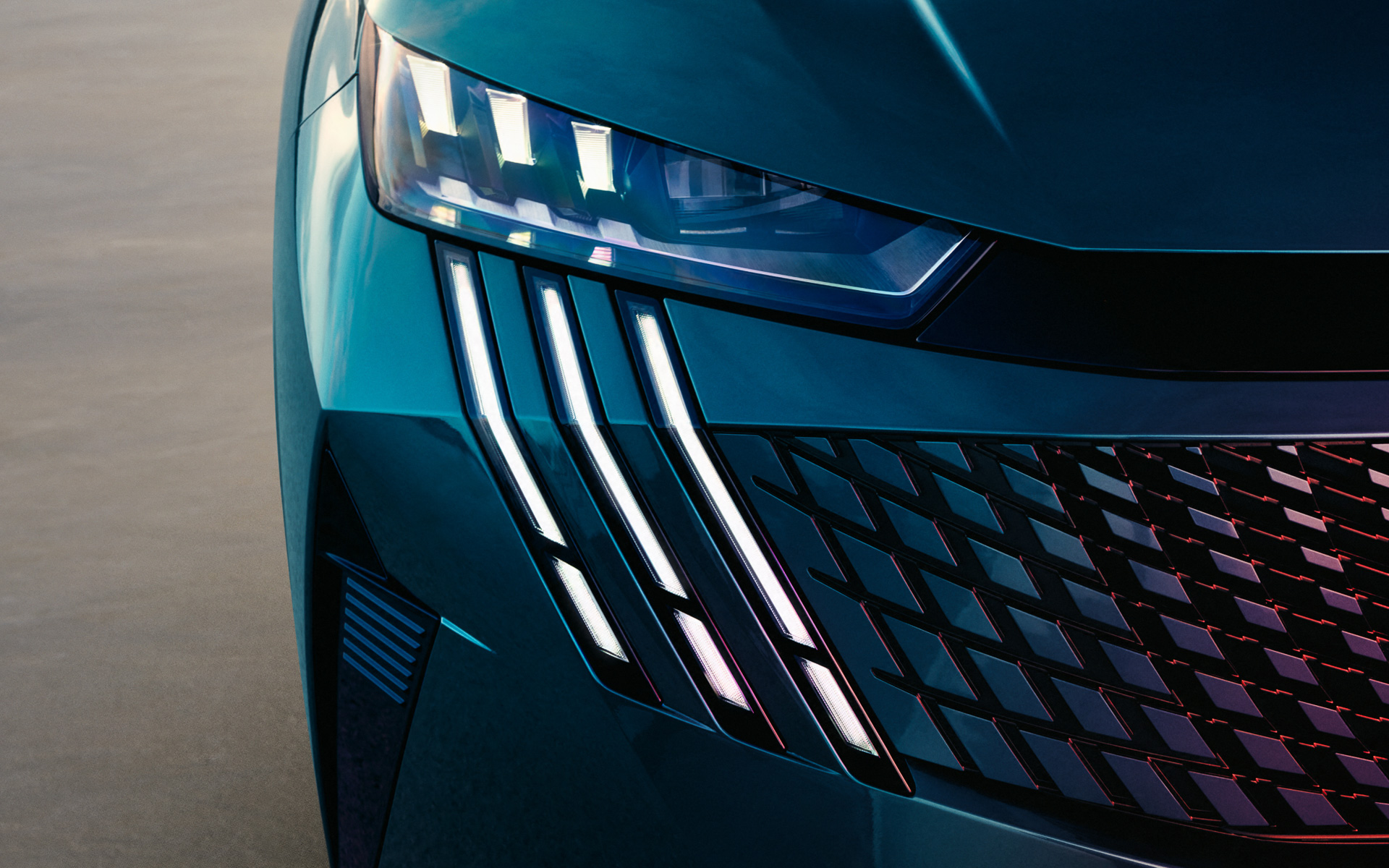 エクステリアではライオンの爪痕をモチーフにしたLEDデイタイムランニングライト、リアには立体造形の3本のLEDランプを採用するなどブランドの世界観を表現