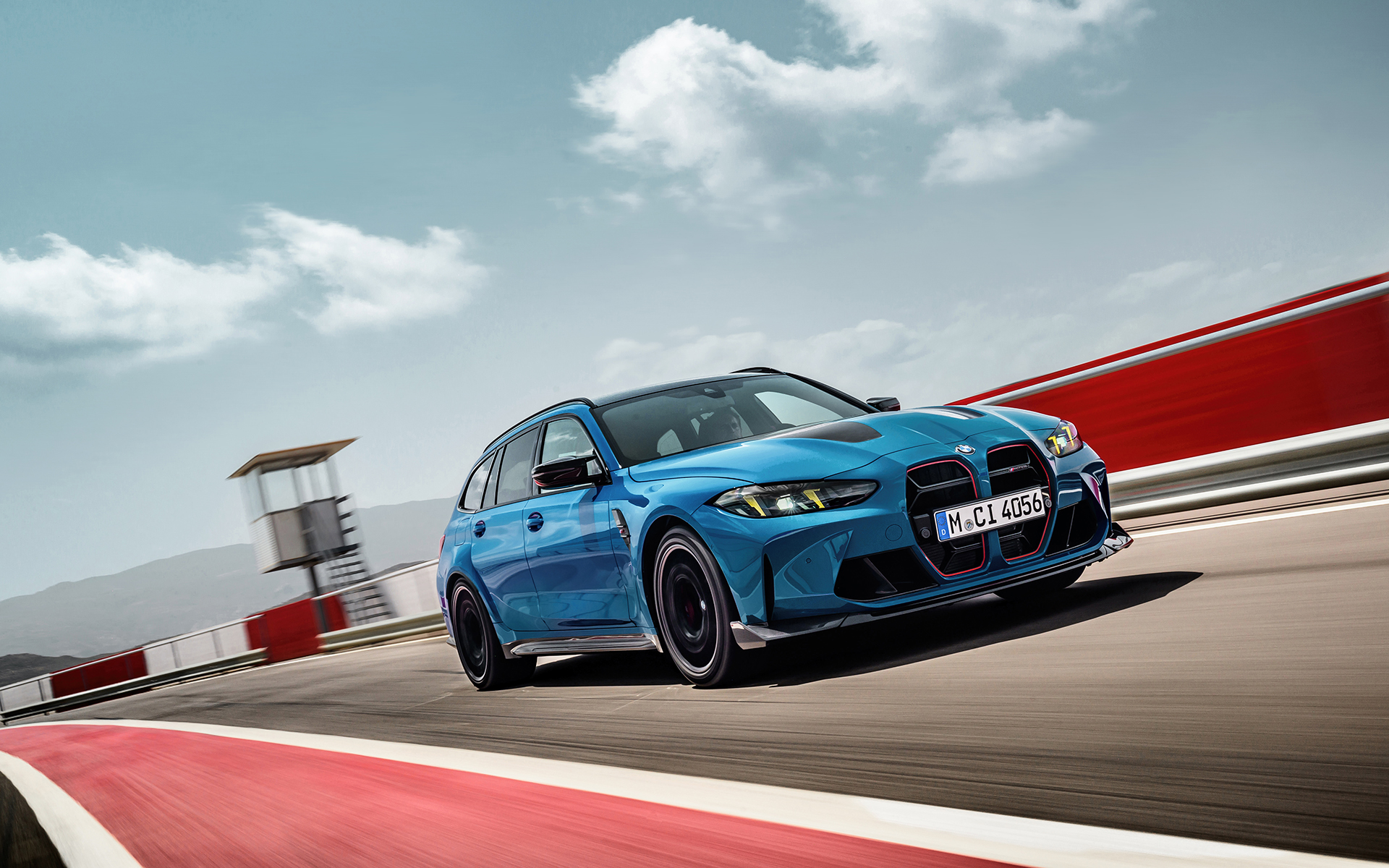 M3 CSツーリングのボディサイズは4805×1915×1445mm（全長×全幅×全高）、ホイールベースは2855mm、車両重量は1840kg