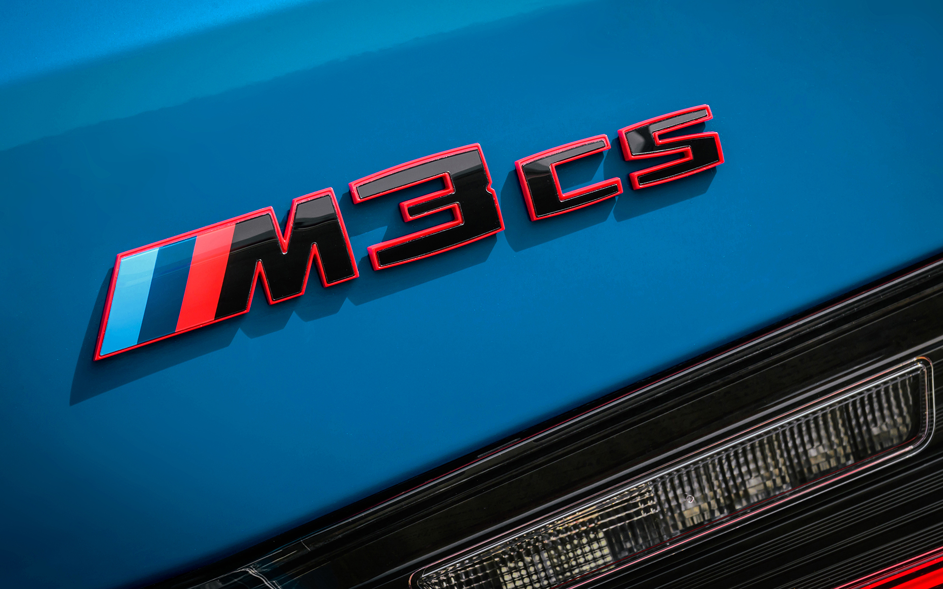 ボンネットにCFRP（炭素繊維強化プラスチック）を採用するなど軽量化を実施