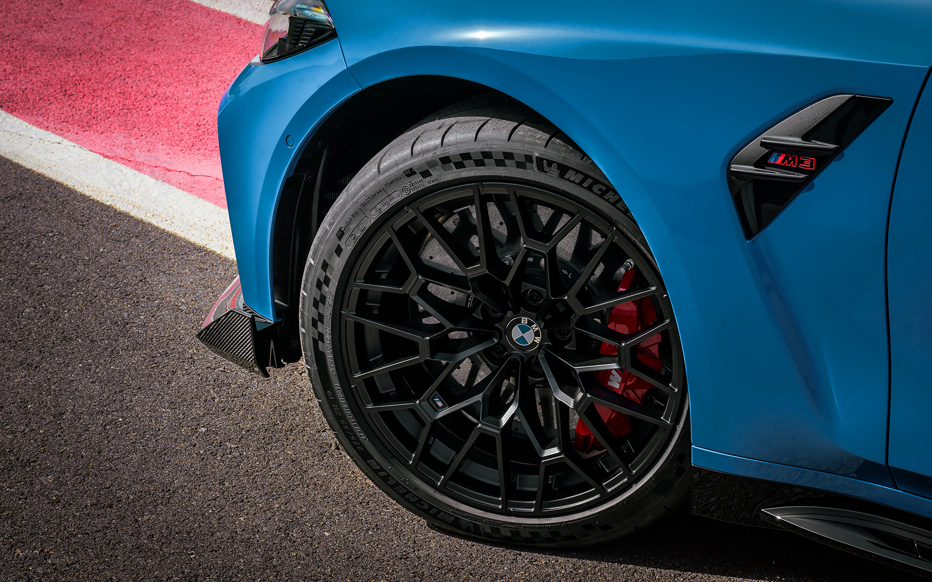 ボンネットにCFRP（炭素繊維強化プラスチック）を採用するなど軽量化を実施