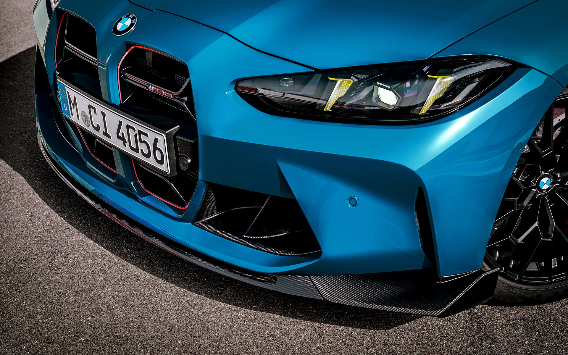 ボンネットにCFRP（炭素繊維強化プラスチック）を採用するなど軽量化を実施