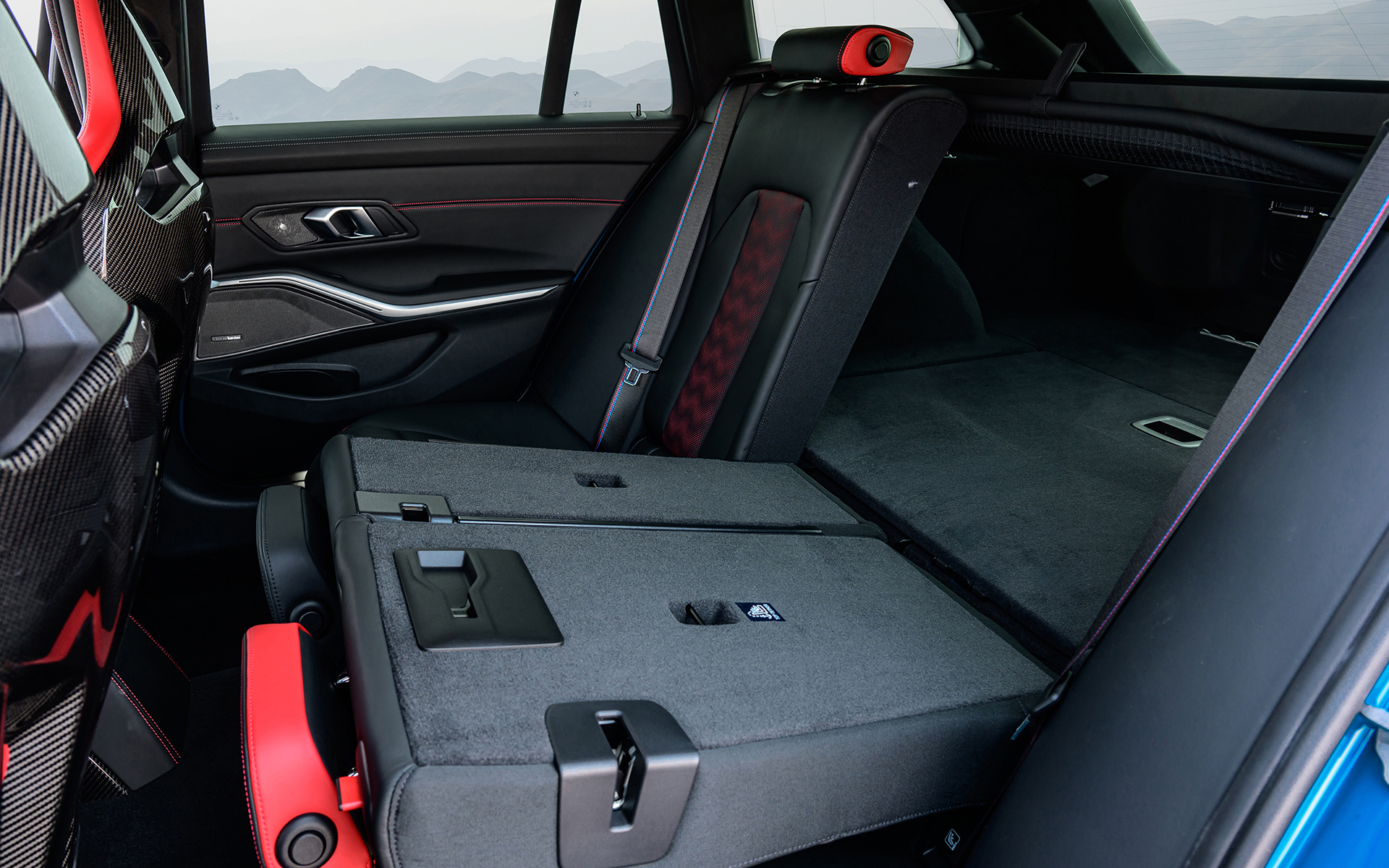 専用CFRP製センターコンソールやMカーボンバケットシートが目を引くインテリア