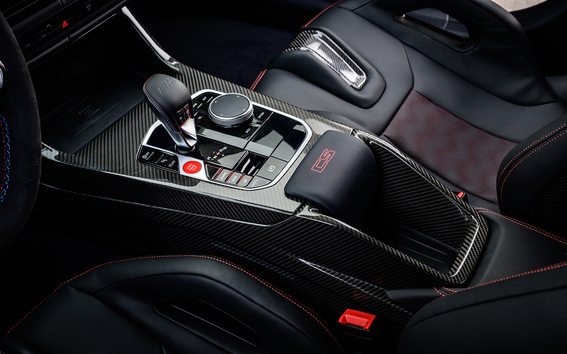 専用CFRP製センターコンソールやMカーボンバケットシートが目を引くインテリア