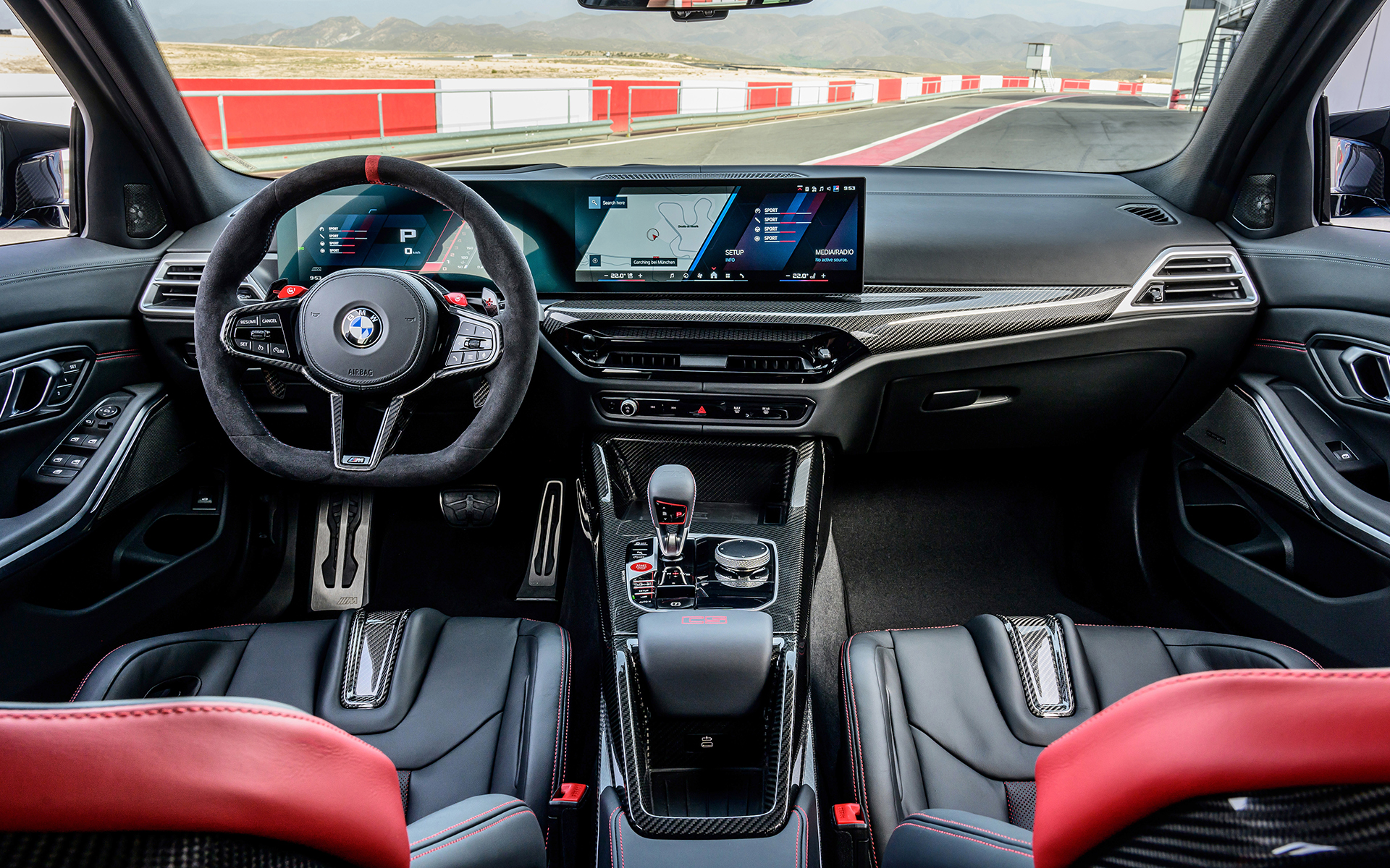 専用CFRP製センターコンソールやMカーボンバケットシートが目を引くインテリア