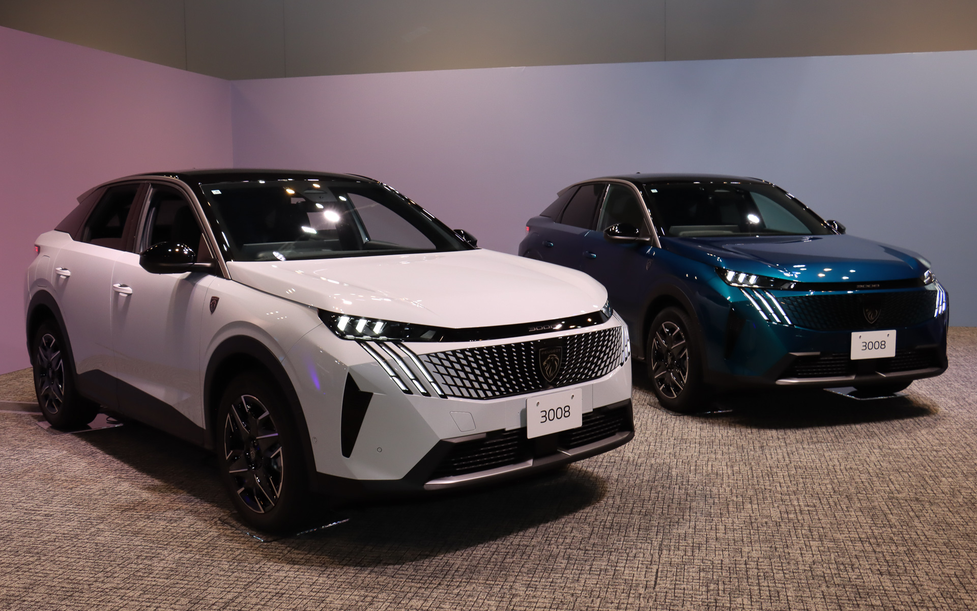 新型3008。展示車はすべて「3008 GT アルカンタラパッケージ Hybrid」で、ボディカラーは左が「オケナイト・ホワイト」、右が「オブセッション・ブルー」