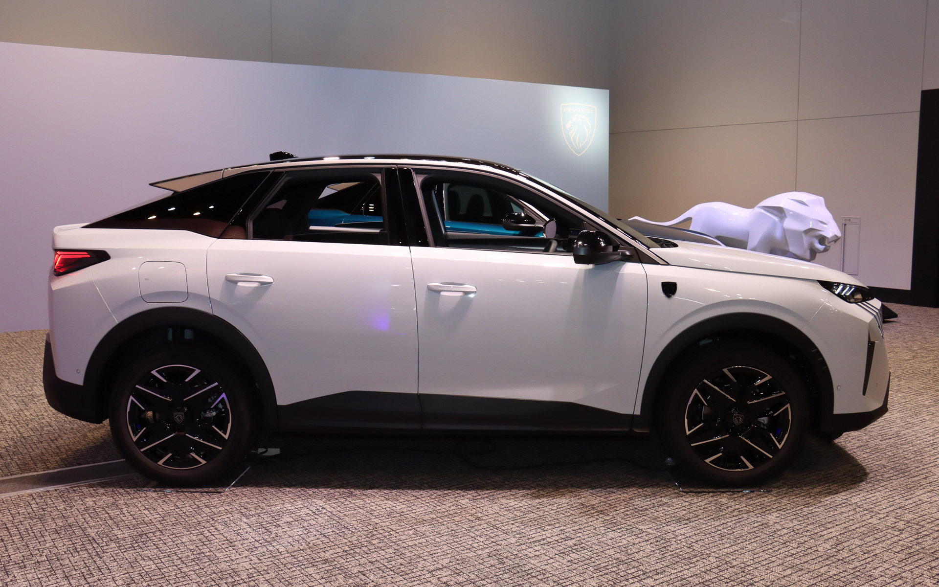 ボディサイズは4565×1895×1665mm（全長×全幅×全高）、ホイールベースは2730mm