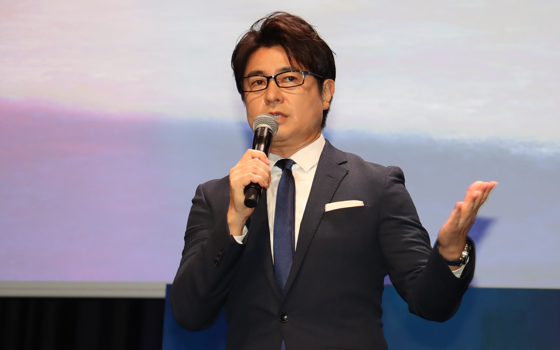 新型3008の感想を語る安東氏