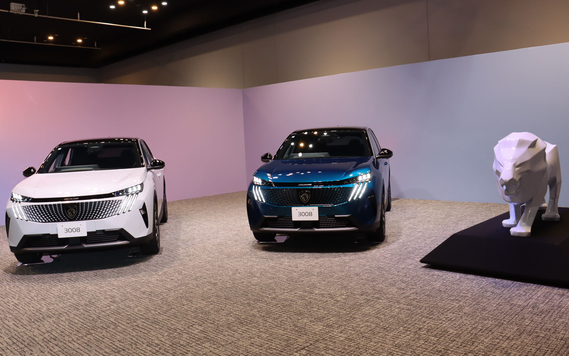 ブランドシンボルのライオンと並んで新型3008を展示