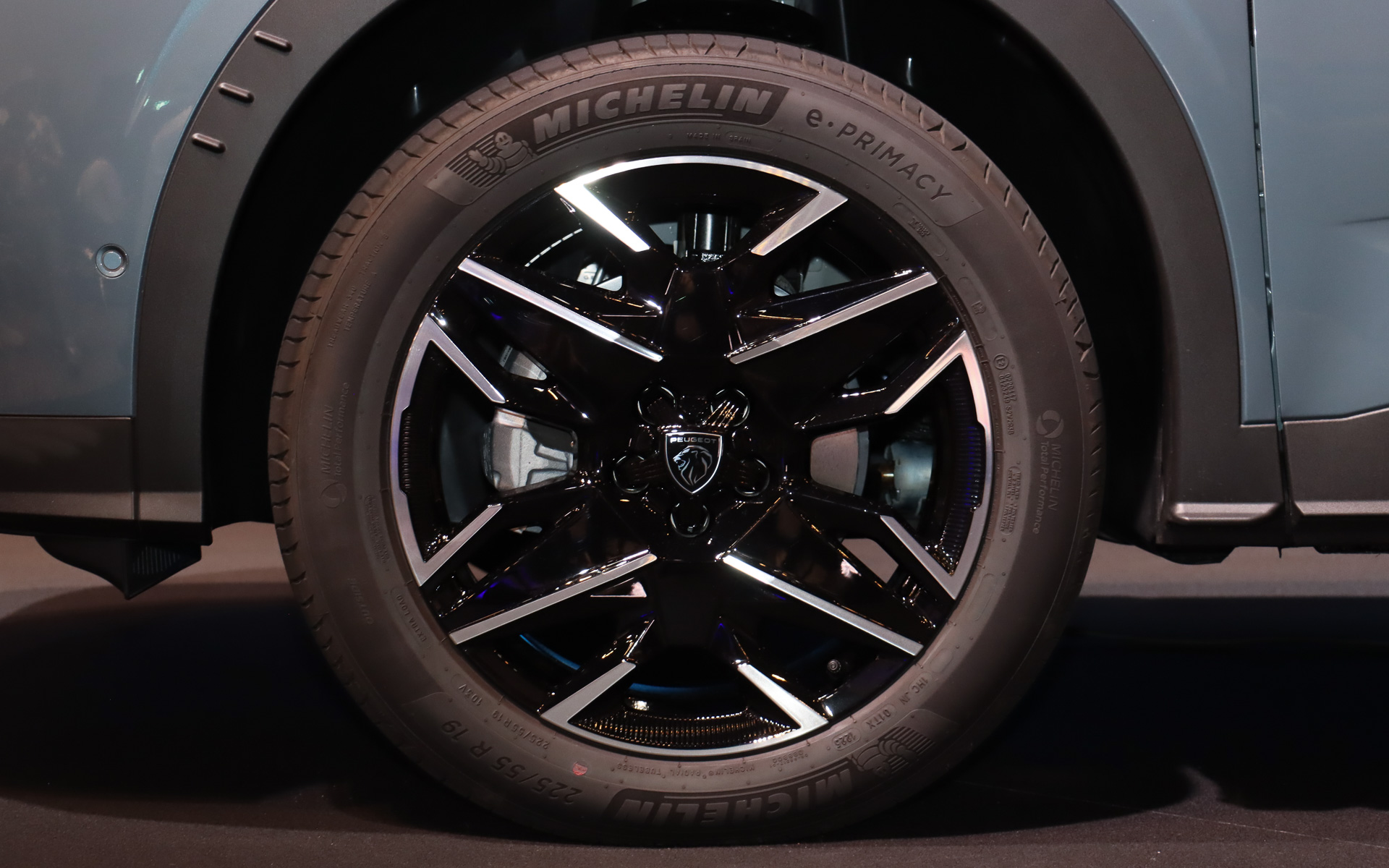 タイヤサイズは全車225/55R19