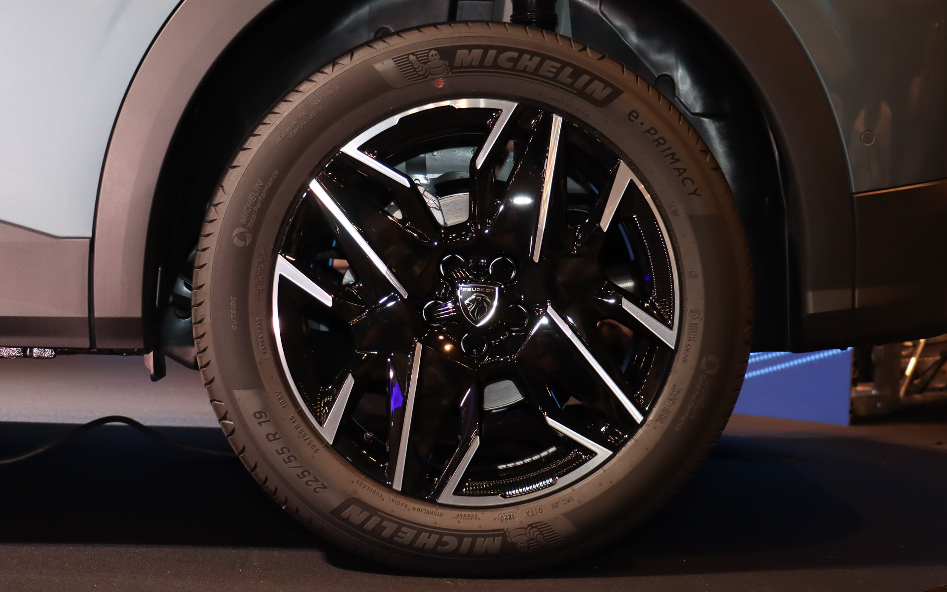 タイヤサイズは全車225/55R19