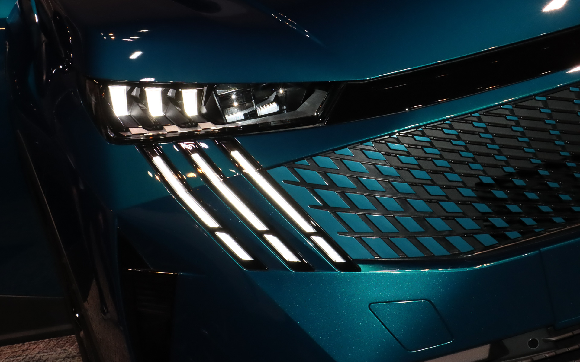 「ライオンの爪痕」をモチーフにした「LEDデイタイムランニングライト」と「薄型マトリックスLEDヘッドライト」