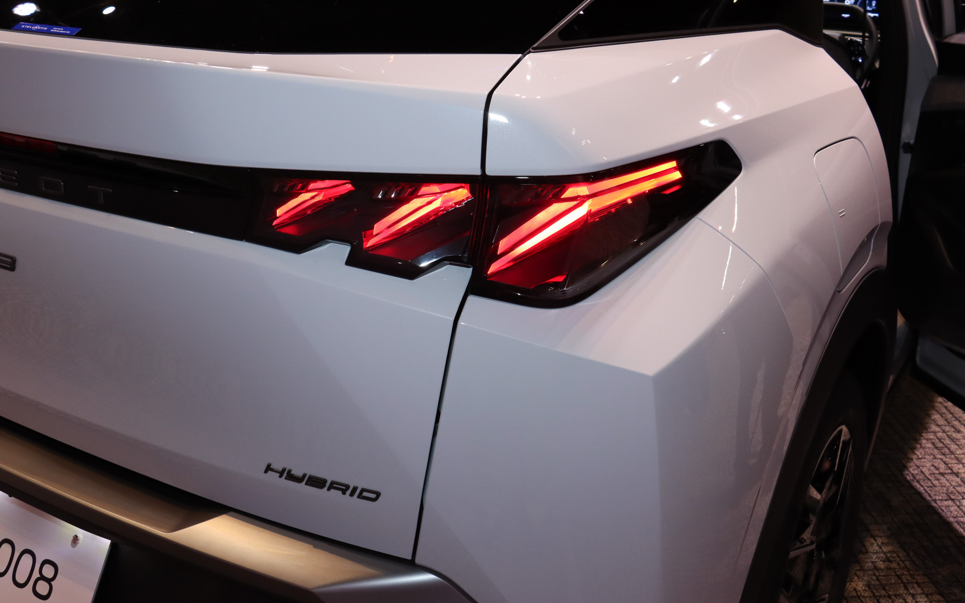 「3D LEDリアコンビネーションランプ」も3灯タイプとなる