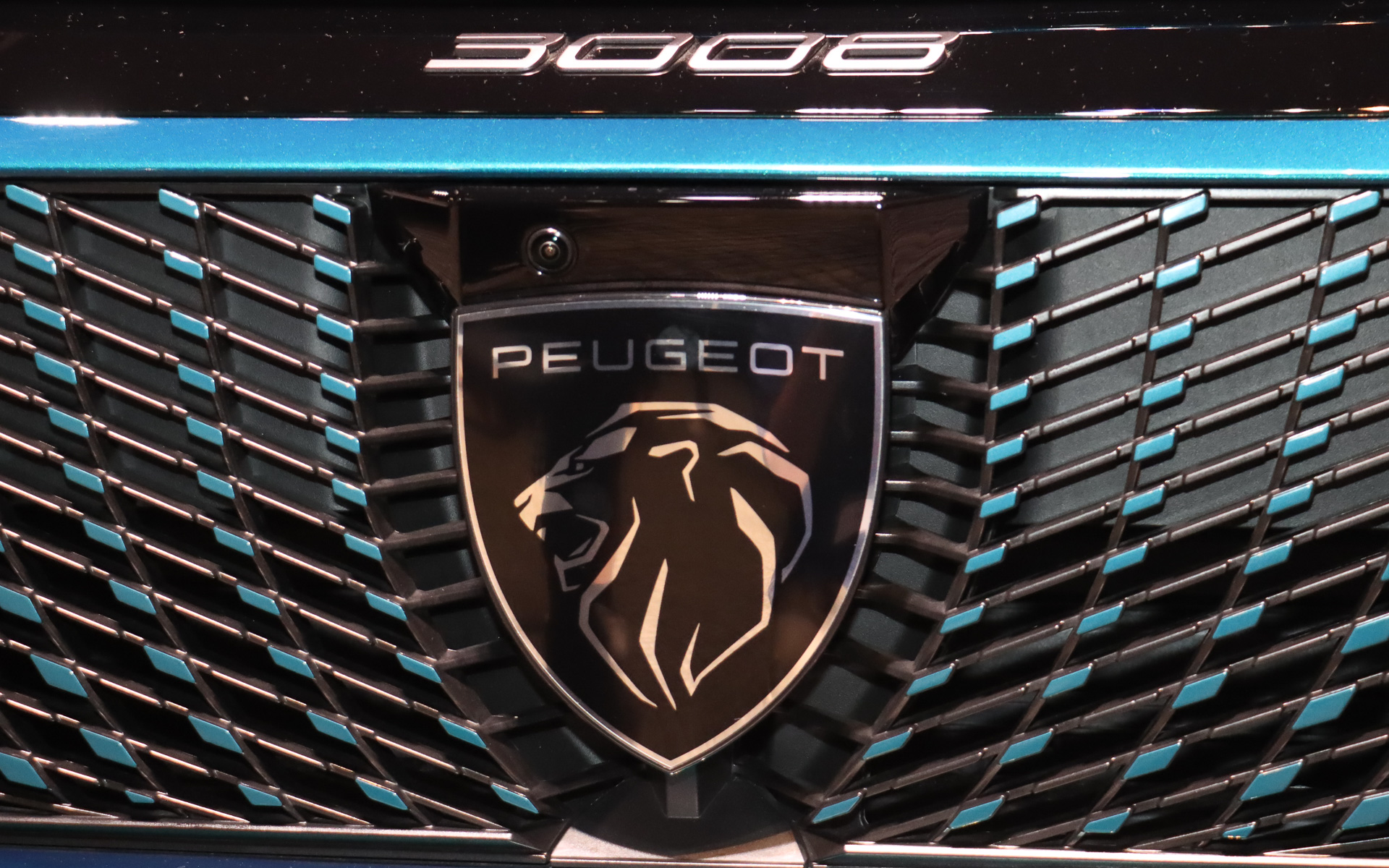 「360°ビジョン」のカメラをブランドエンブレムの上にレイアウト