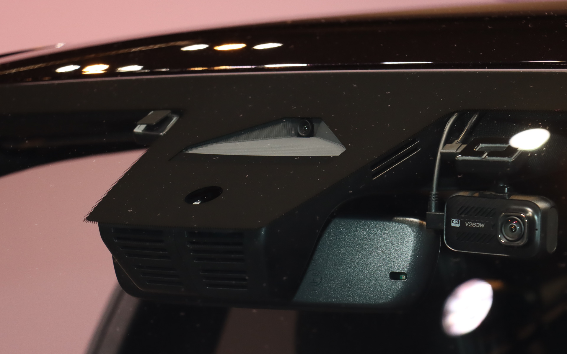 ADAS（先進運転支援システム）用のカメラをフロントウィンドウに設置