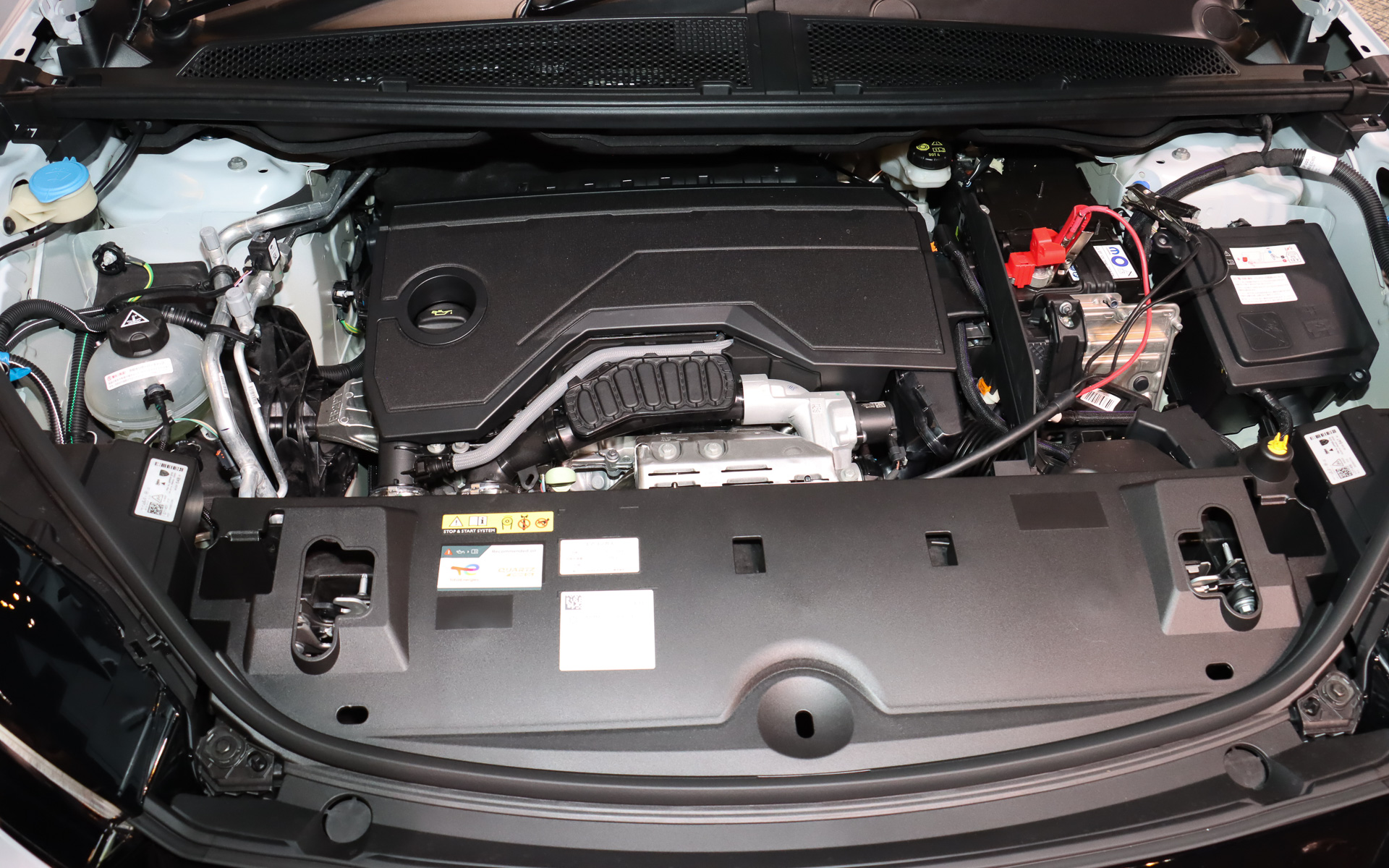 直列3気筒DOHC 1.2リッターガソリンターボエンジンと6速DCTを組み合わせた48Vマイルドハイブリッドシステムを搭載