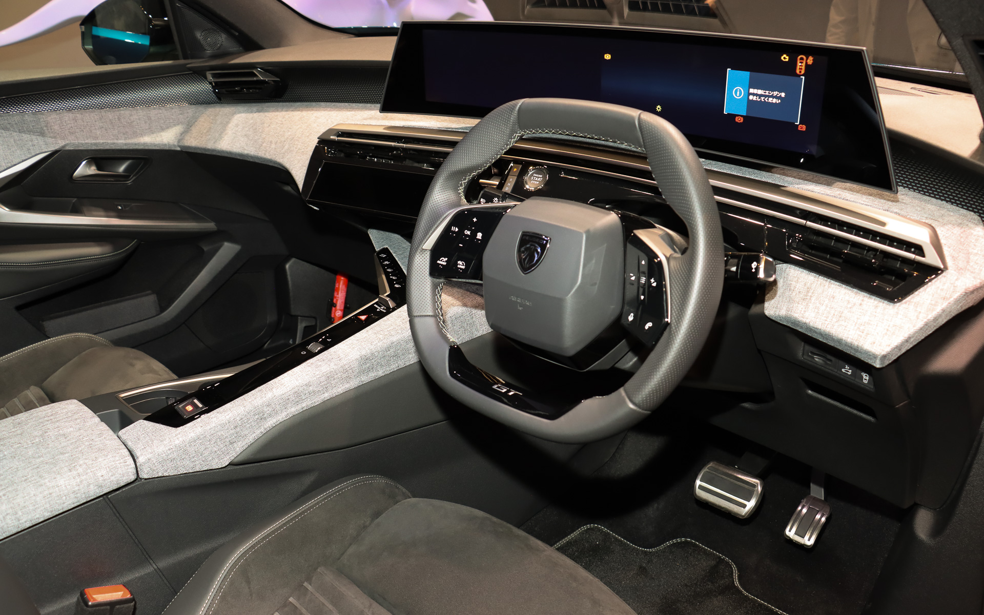 視覚的効果によって開放感のある空間を演出するインパネデザイン