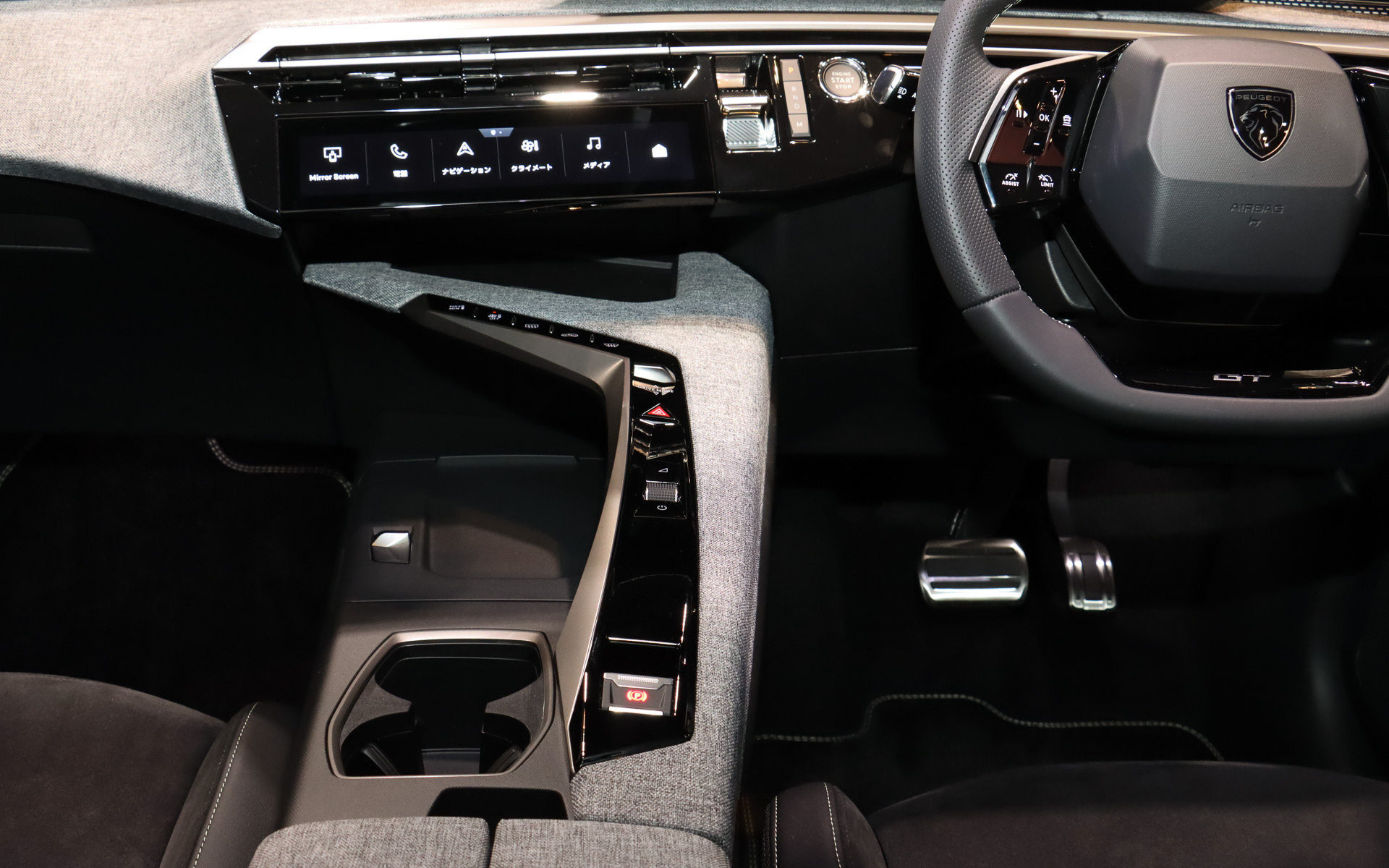 収納力と機能性を維持しながら大胆なラインでモダンな雰囲気を際立たせるセンターコンソール