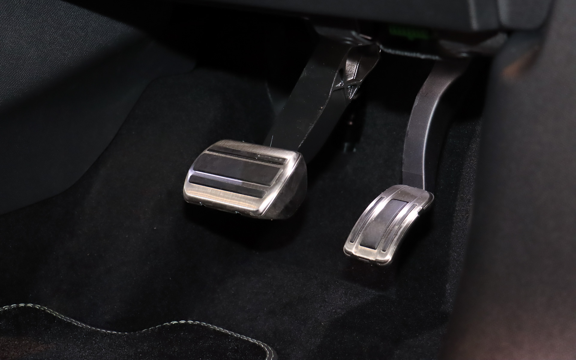 アルミペダルを全車で標準装備する